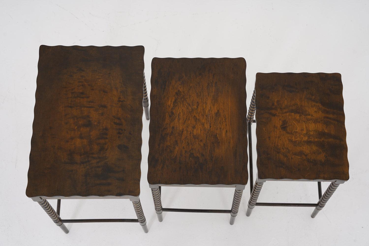 Schöne Nisttische aus Birke, hergestellt in Schweden, 1930er Jahre.

Zustand: Guter Originalzustand mit Alters- und Gebrauchsspuren an den Tischplatten.