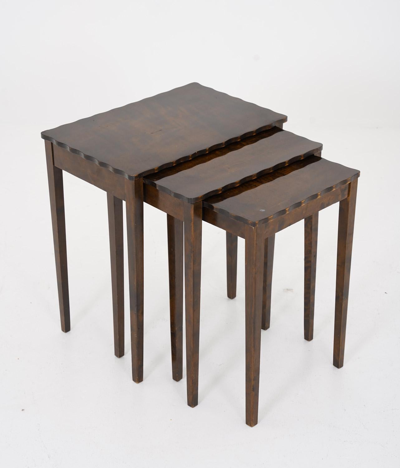 Schöne schwedische Moderne Nisttische in Birke, hergestellt in Schweden, 1930er Jahre.

Zustand: Guter Originalzustand mit Alters- und Gebrauchsspuren an den Tischplatten.