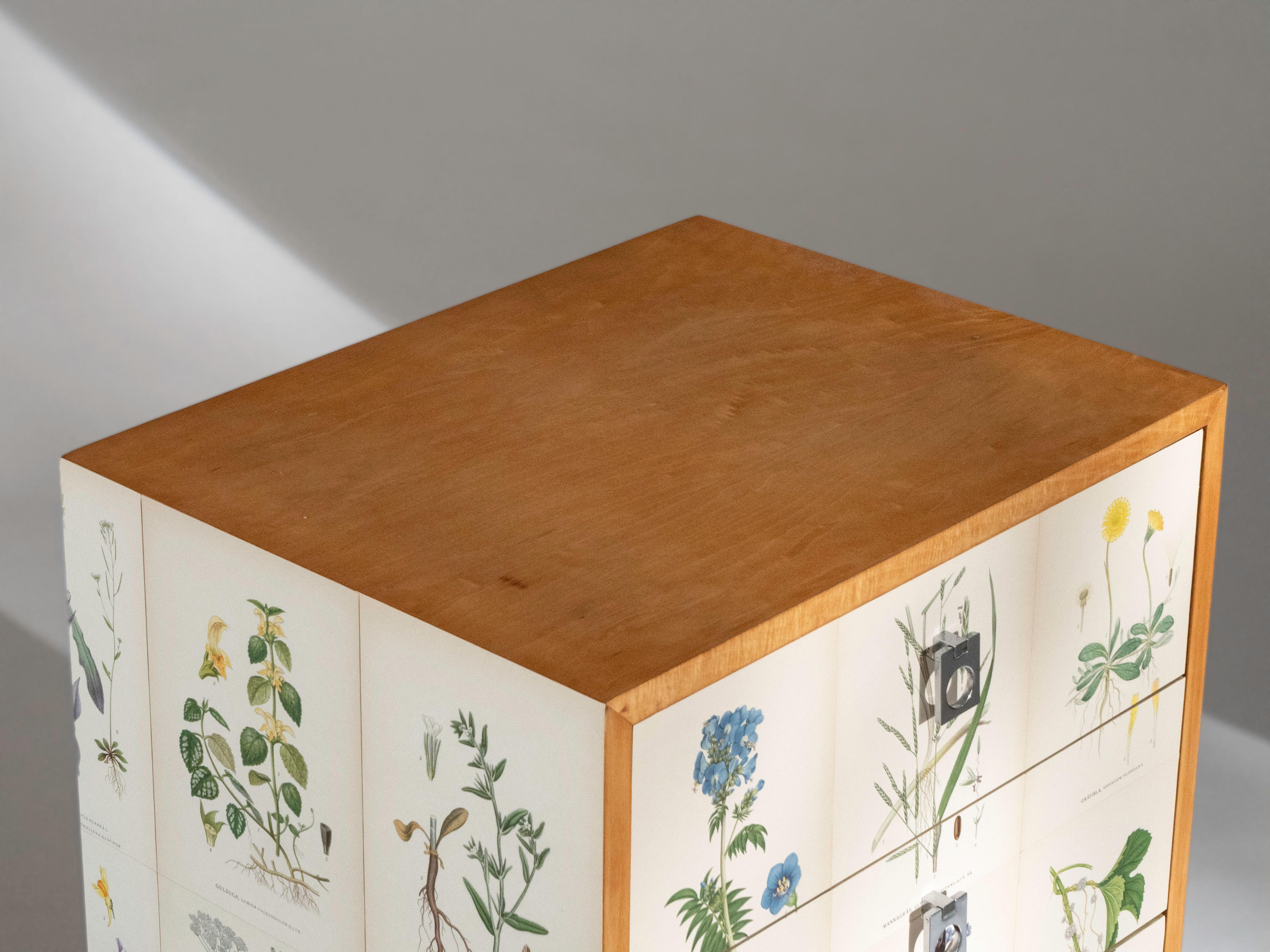 Par de armarios de abedul, estilo Josef Frank en venta 4