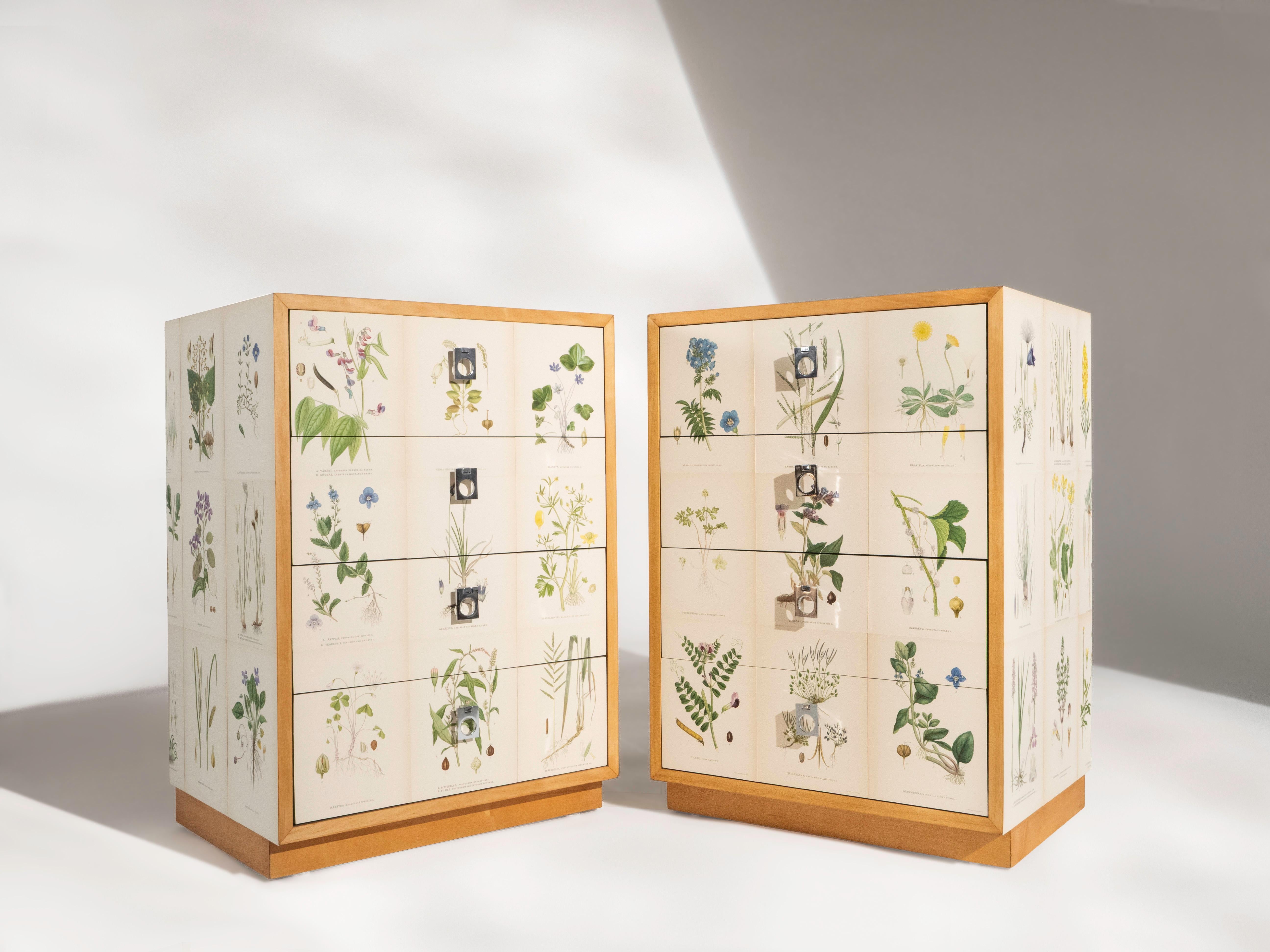 Par de armarios de abedul, estilo Josef Frank en venta 1