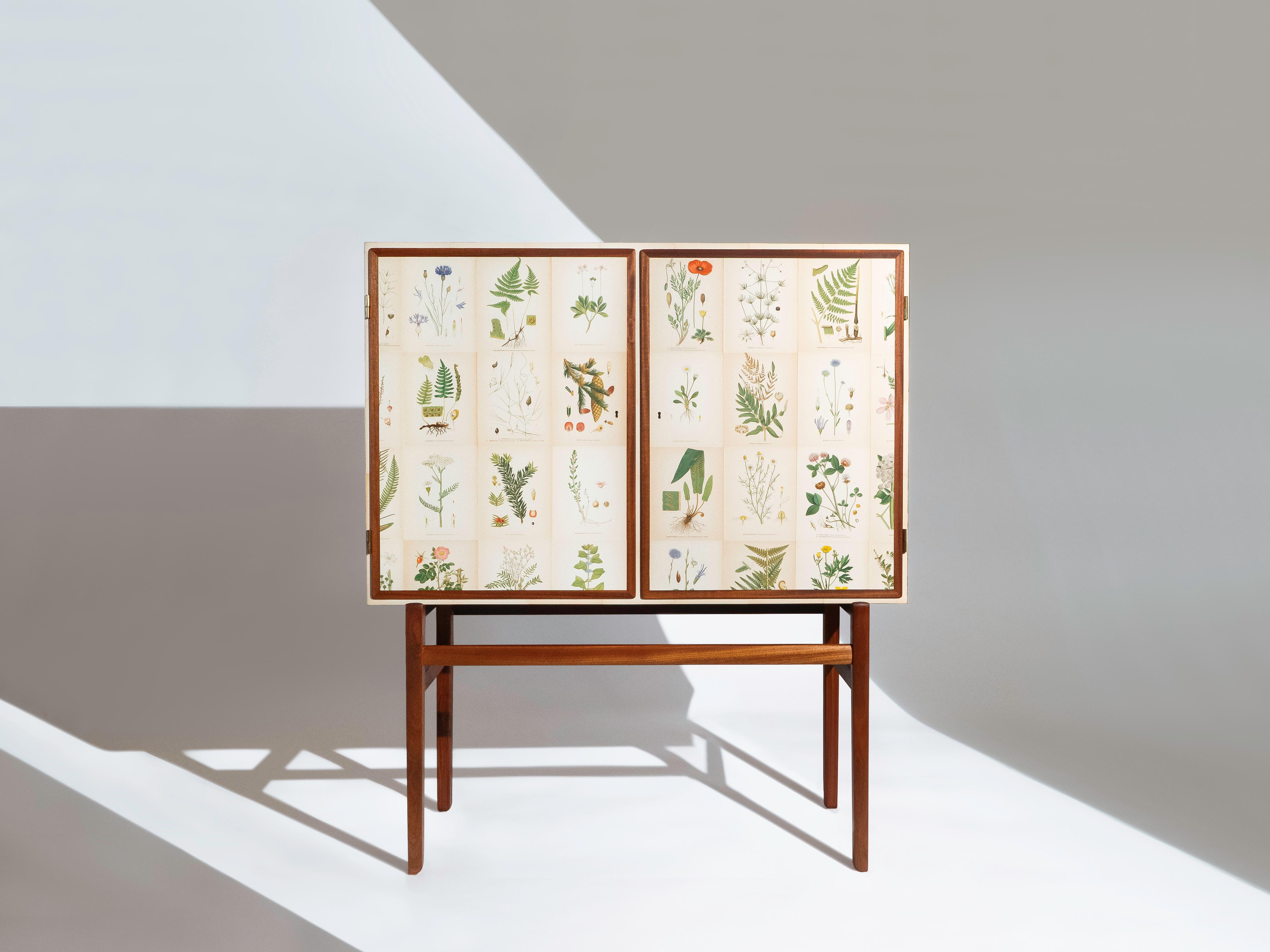 Questo mobile scandinavo è realizzato esclusivamente in legno di mogano e risale agli anni 1950/1960. È incredibilmente ben costruito ed è in grado di reggere una buona quantità di peso, poiché il mobile poggia su una robusta e solida struttura in
