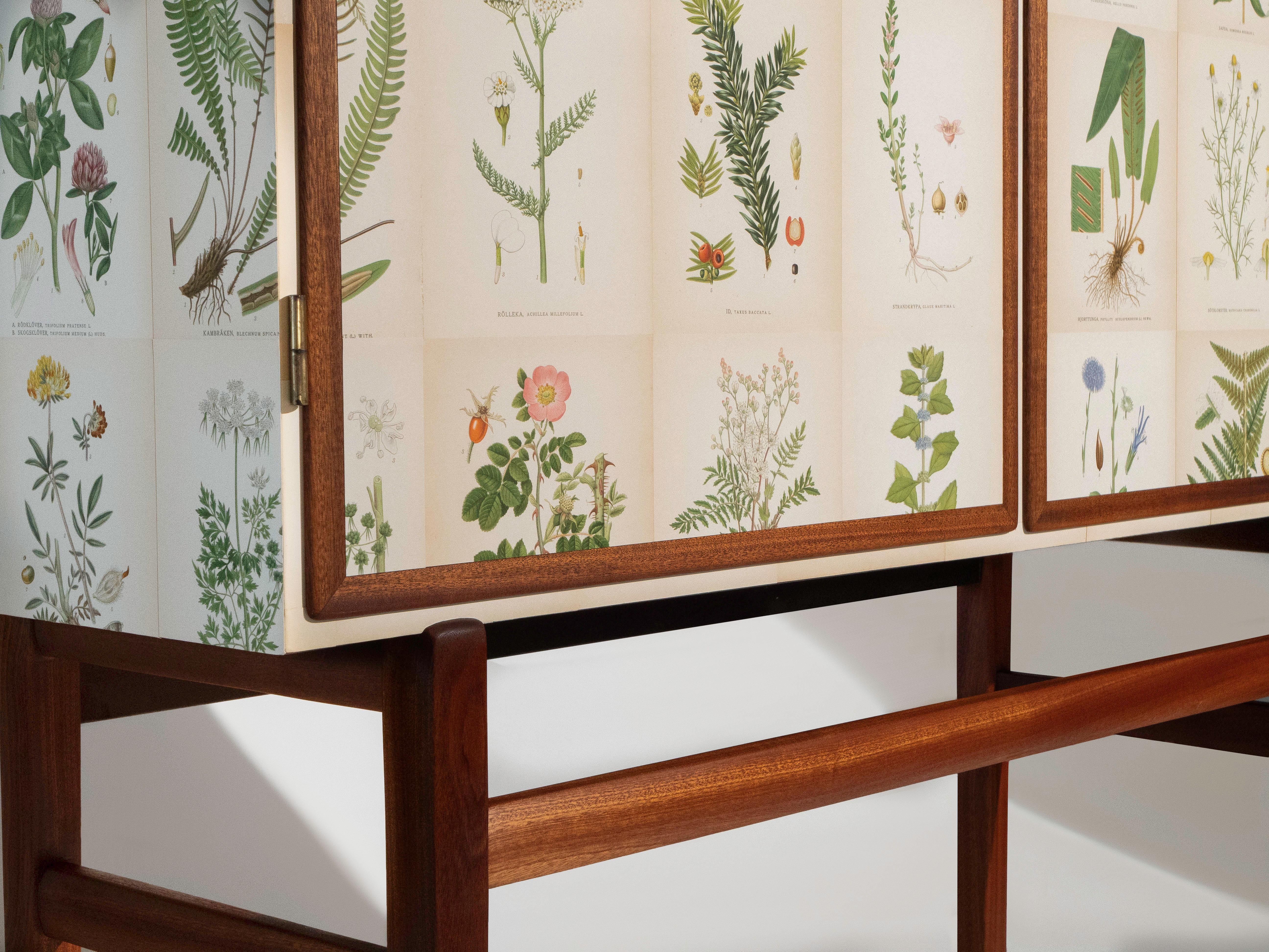 Fatto a mano Flora svedese di Norden su mobile alto in mogano, stile Josef Frank anni '50 in vendita