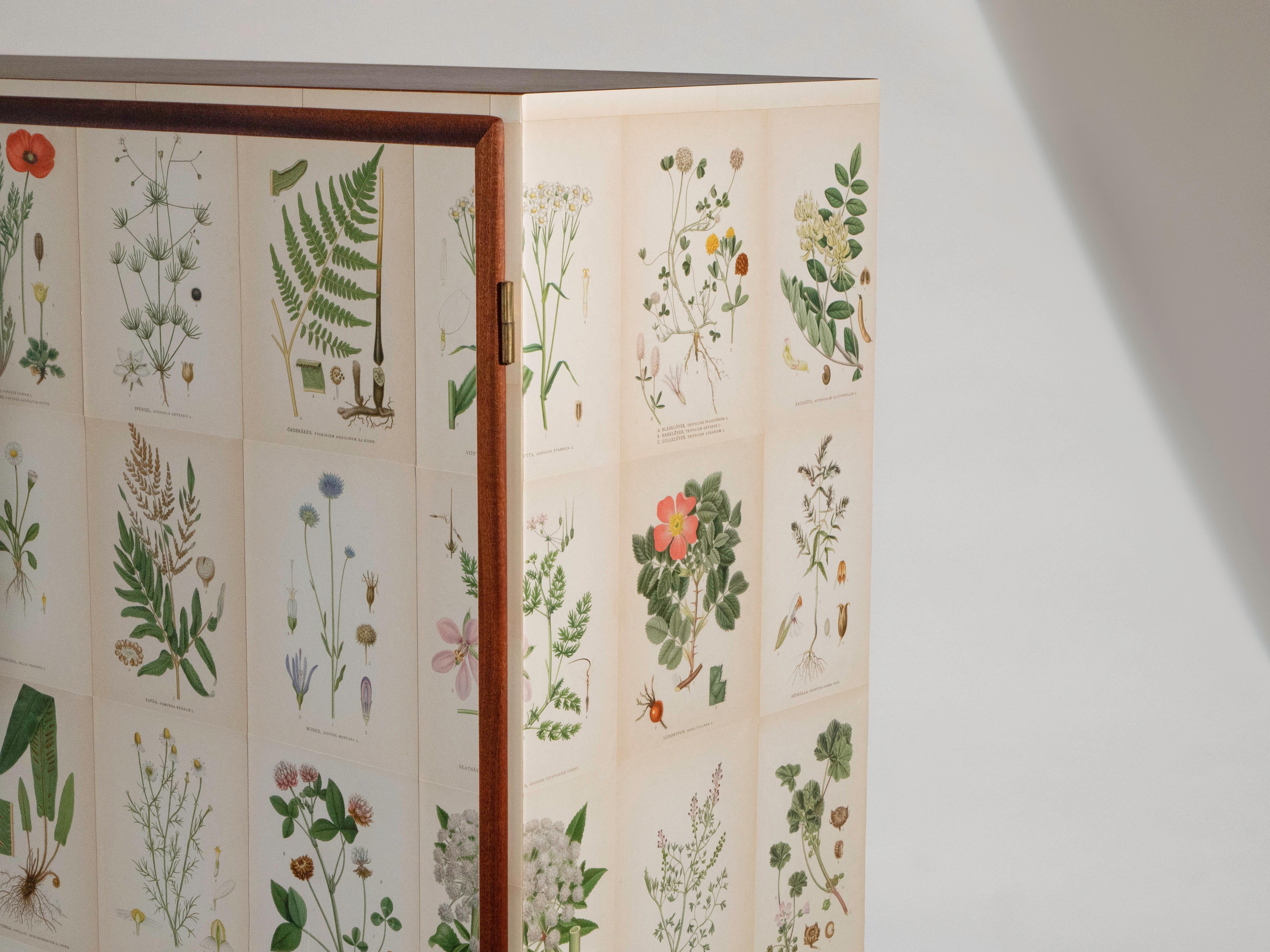 XX secolo Flora svedese di Norden su mobile alto in mogano, stile Josef Frank anni '50 in vendita