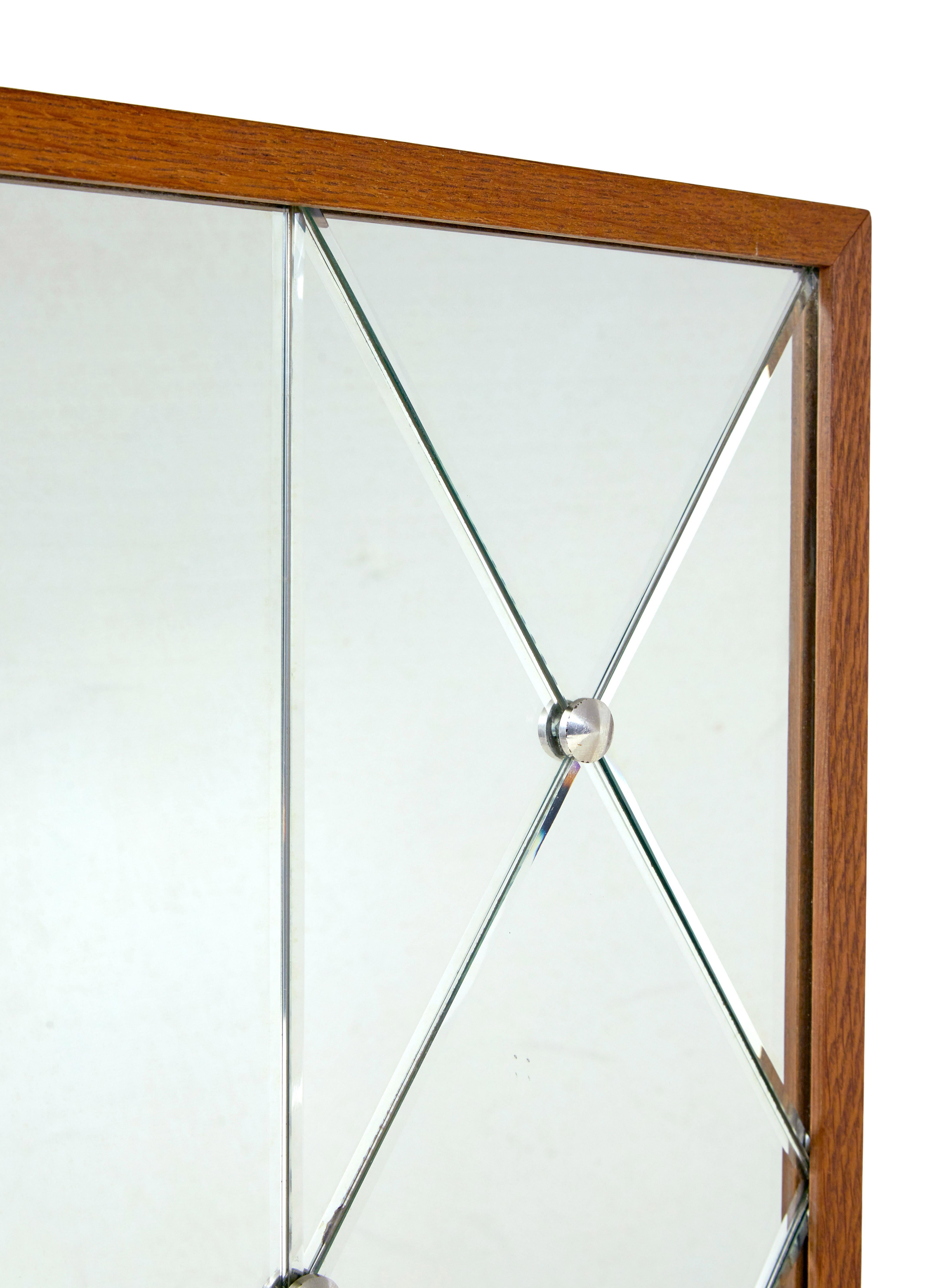 Espejo de pared arlequín de roble sueco by Glas & Tra Tallado a mano en venta