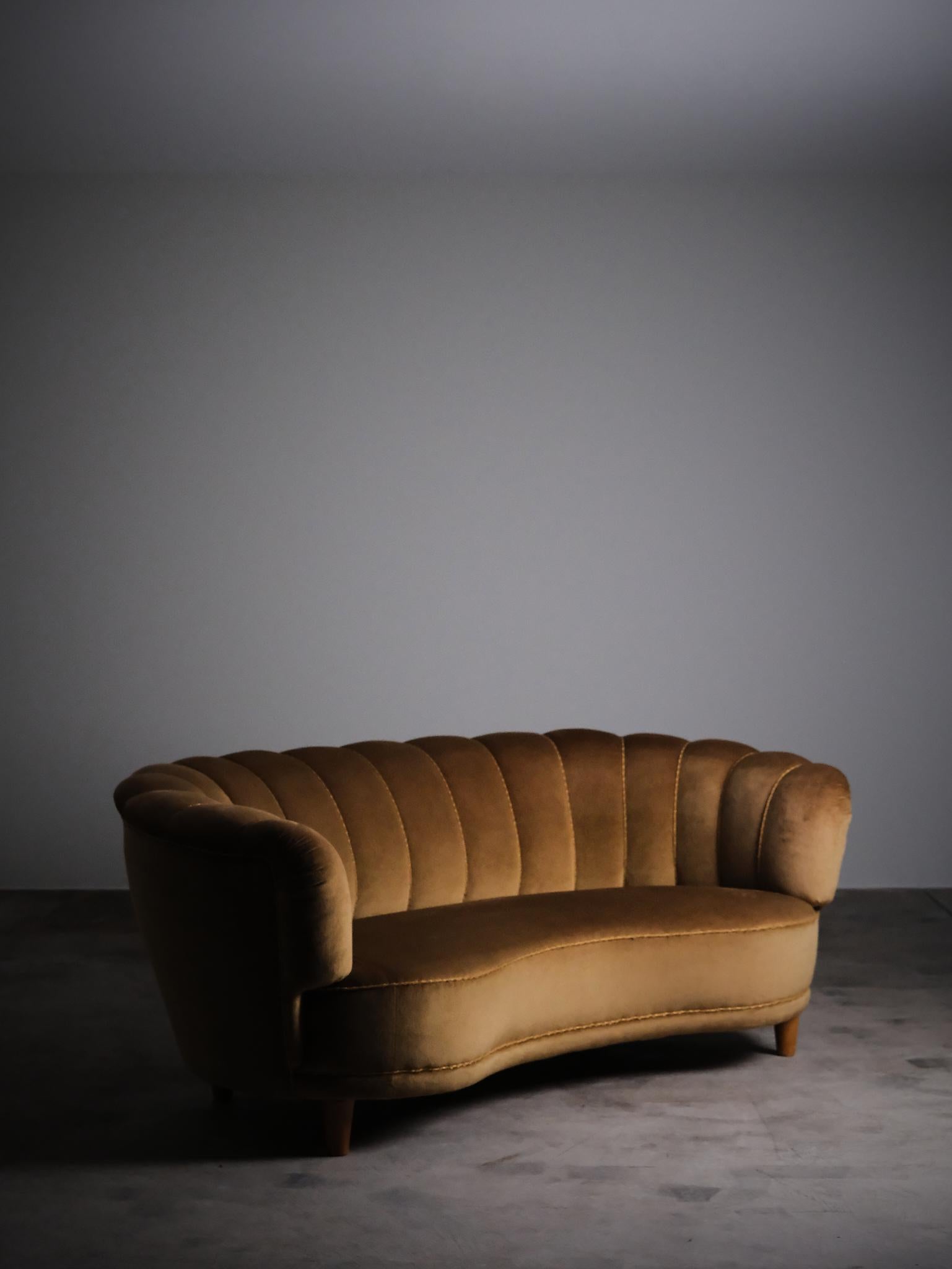 Schwedisches oder dänisches Designer-Schwingsofa aus den 1940er Jahren (Skandinavische Moderne) im Angebot