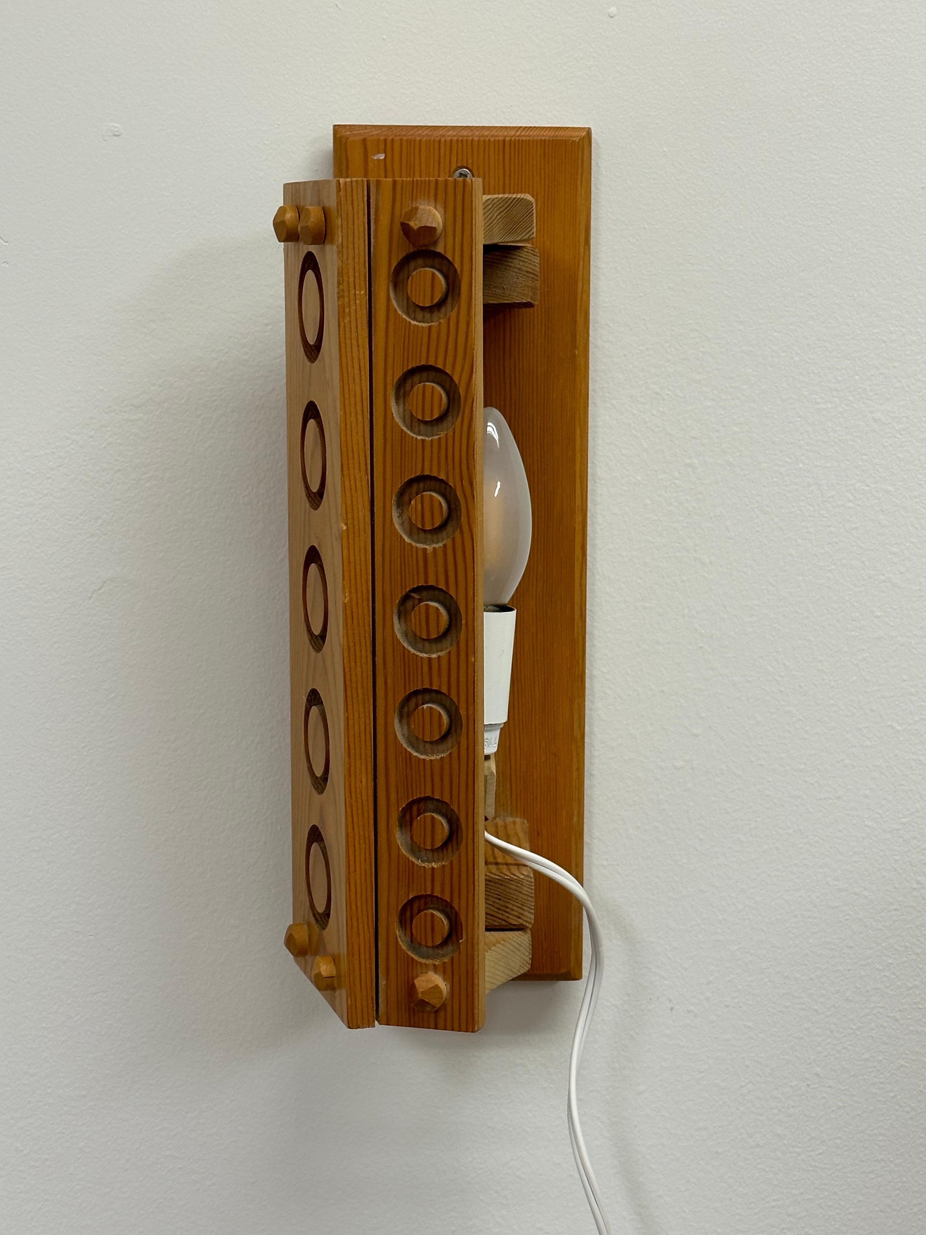 Schwedische organische moderne Wandleuchte, Kiefernholz (Moderne der Mitte des Jahrhunderts) im Angebot