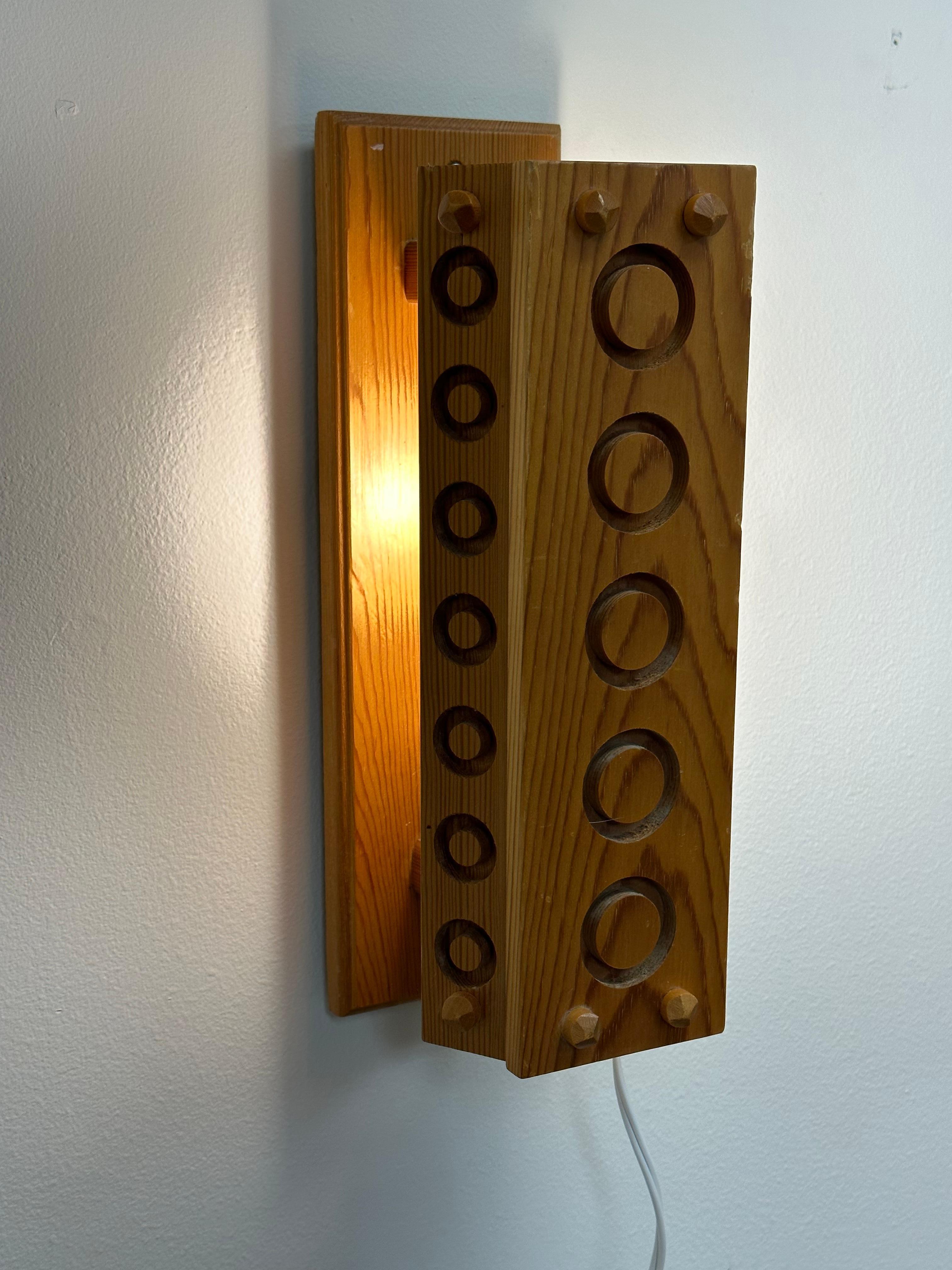 Schwedische organische moderne Wandleuchte, Kiefernholz (Ende des 20. Jahrhunderts) im Angebot