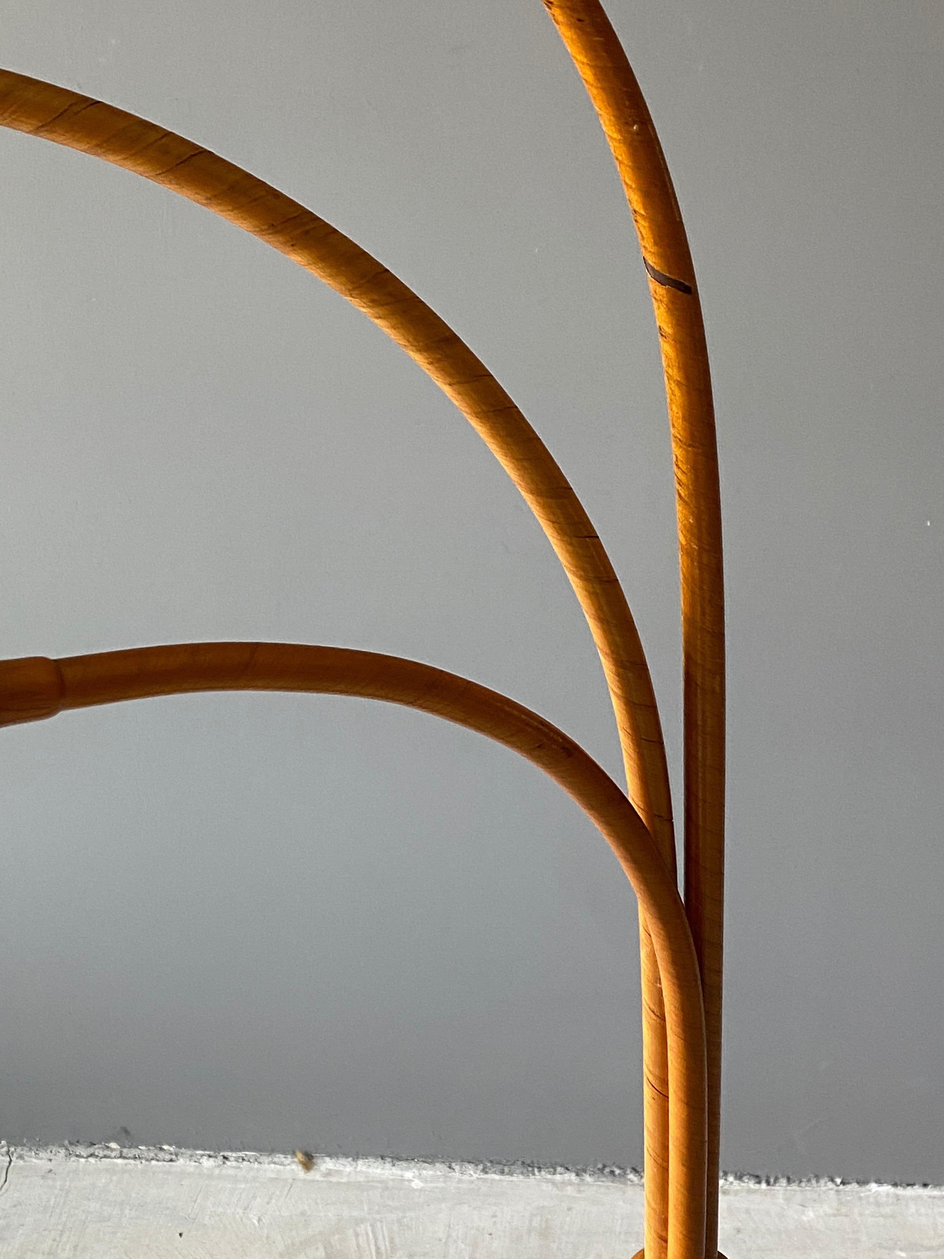Scandinave moderne Lampadaire suédois organique à trois bras, laiton, bois, rotin, lin, années 1930