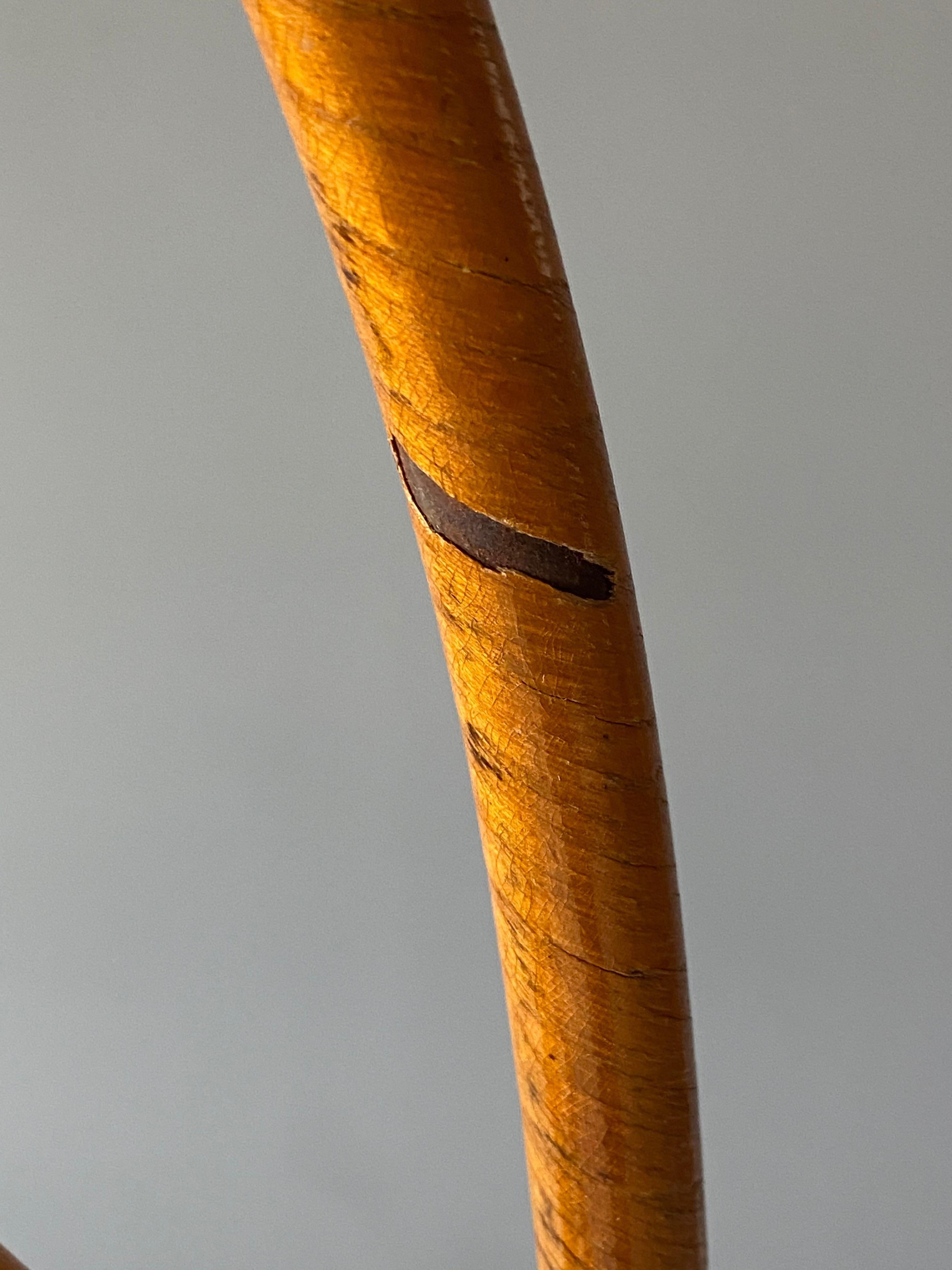 Suédois Lampadaire suédois organique à trois bras, laiton, bois, rotin, lin, années 1930