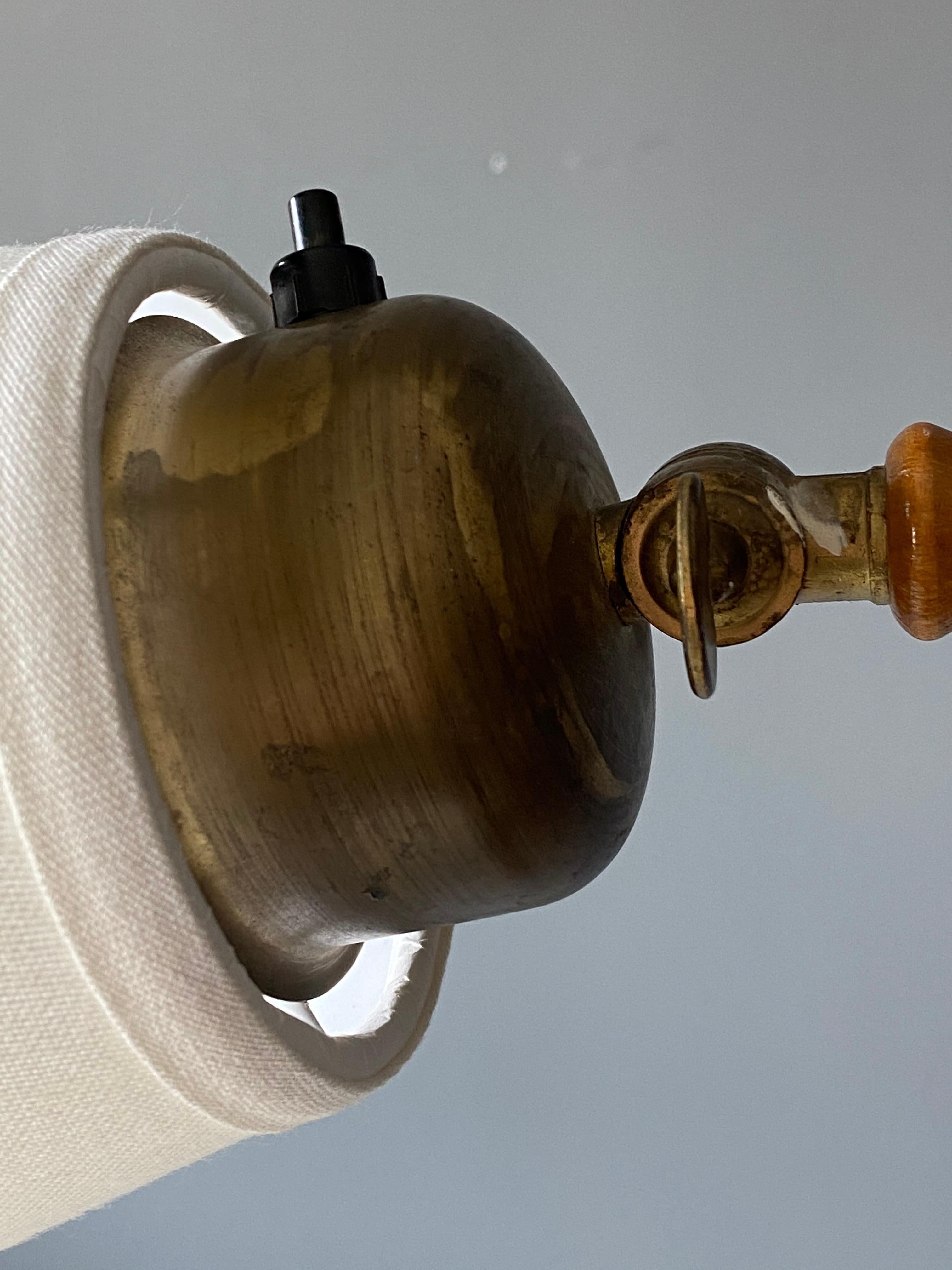 Milieu du XXe siècle Lampadaire suédois organique à trois bras, laiton, bois, rotin, lin, années 1930