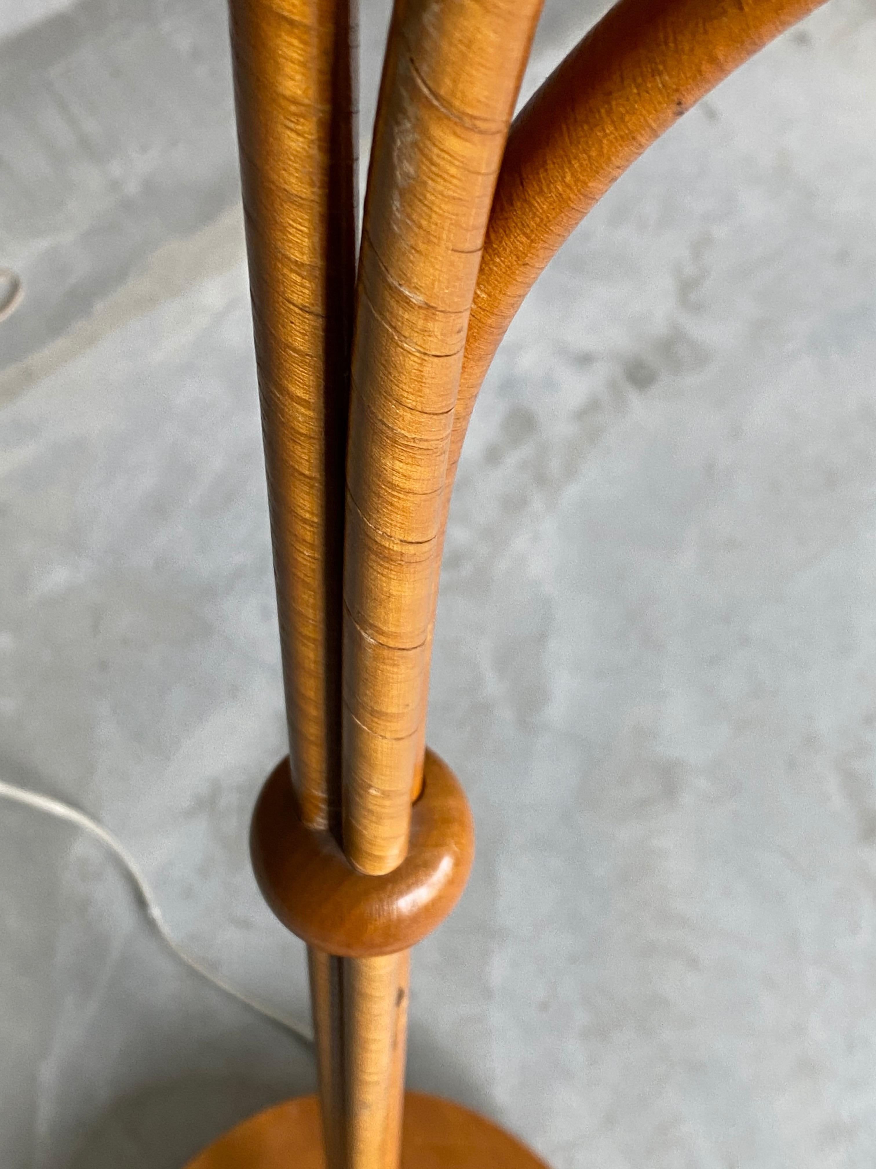 Laiton Lampadaire suédois organique à trois bras, laiton, bois, rotin, lin, années 1930