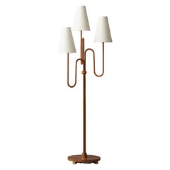 Schwedische, organische dreiarmige Stehlampe, Messing, Holz, Rattan, Leinen, 1930er Jahre