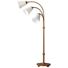 Lampadaire suédois organique à trois bras, laiton, bois, rotin, lin, années 1930