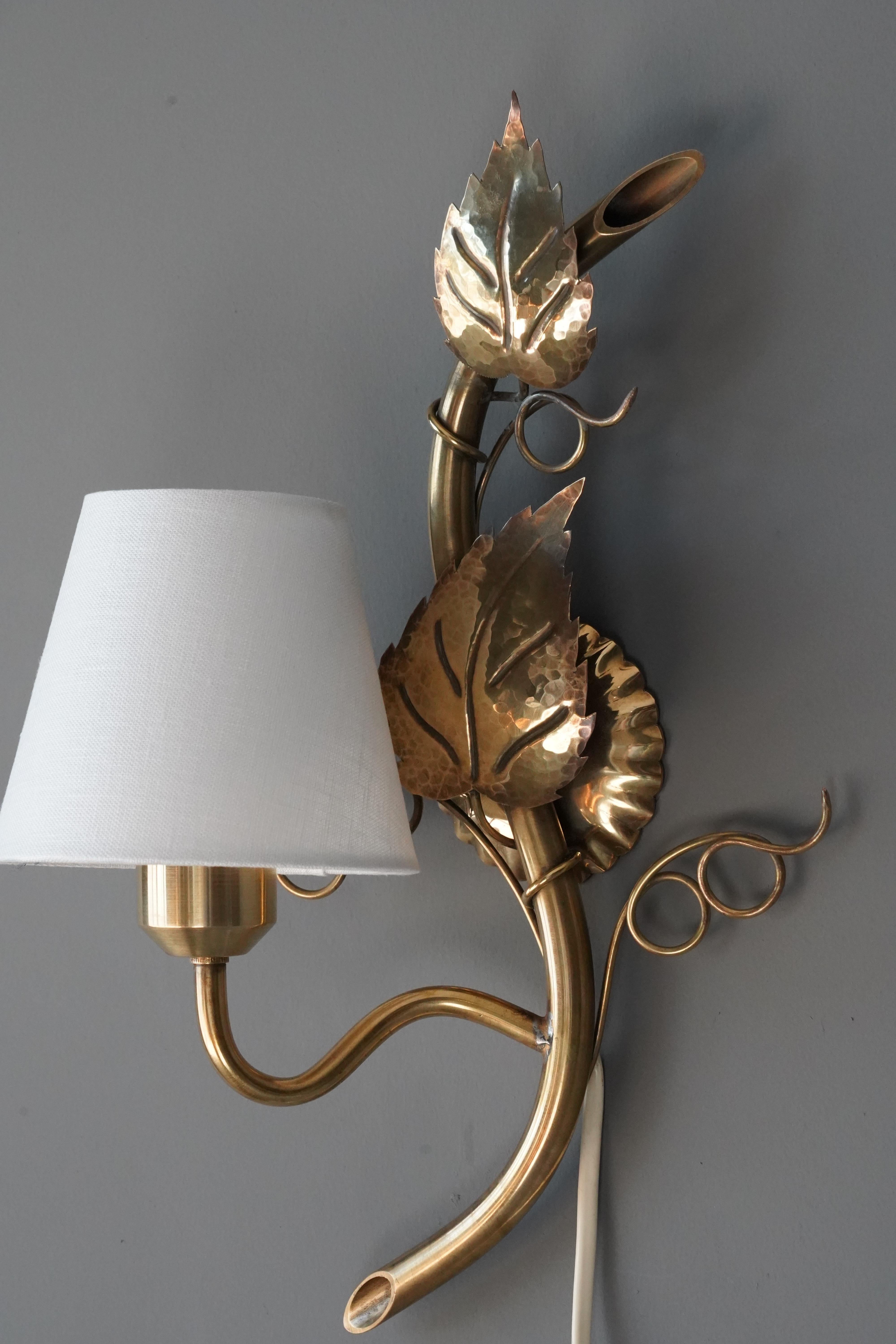 Swedish, Organic Wall Light, Brass, Fabric, Sweden, 1950s In Good Condition For Sale In High Point, NC
