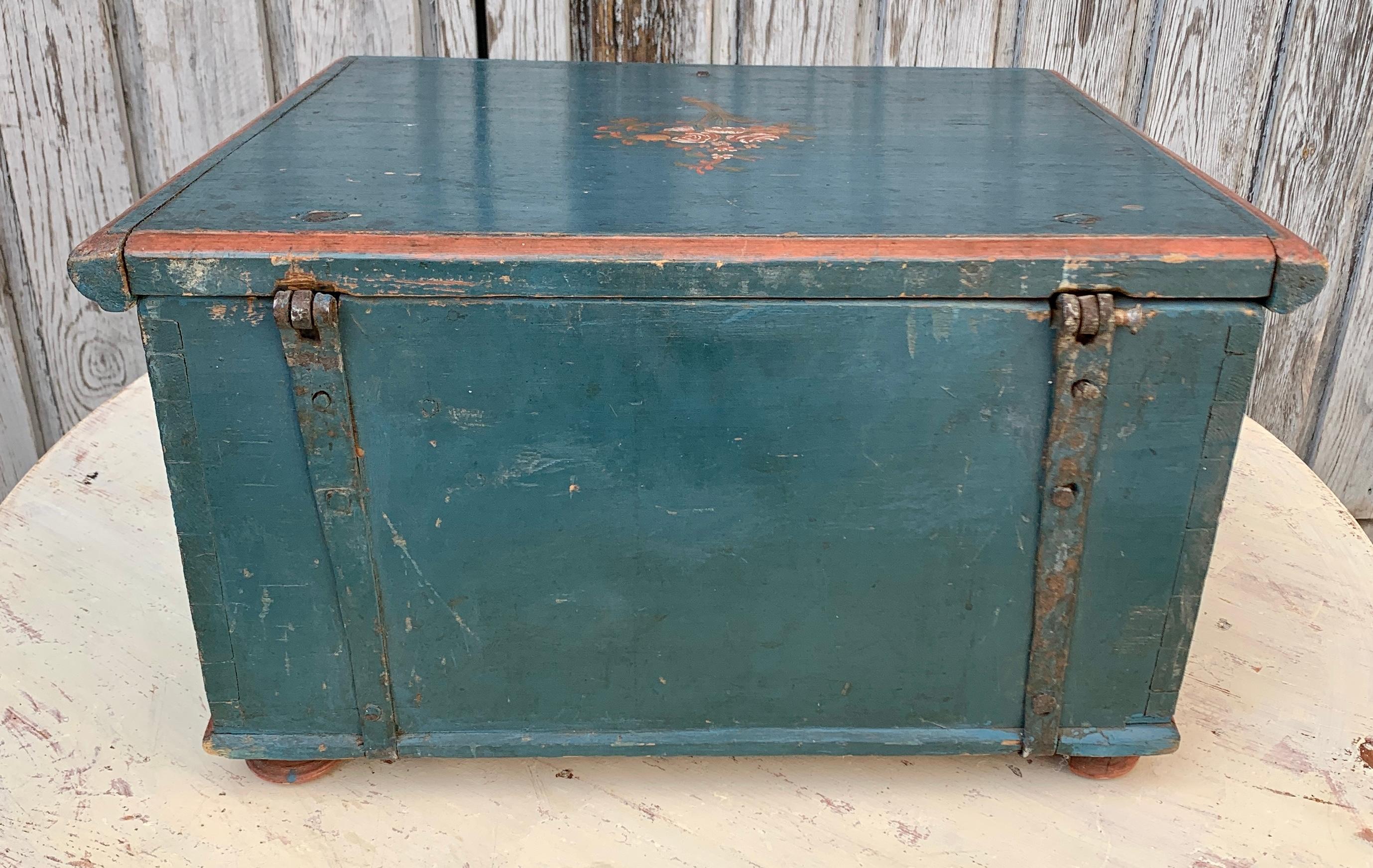 Swedish Original Blue Painted 19th Century Box For Sale 6