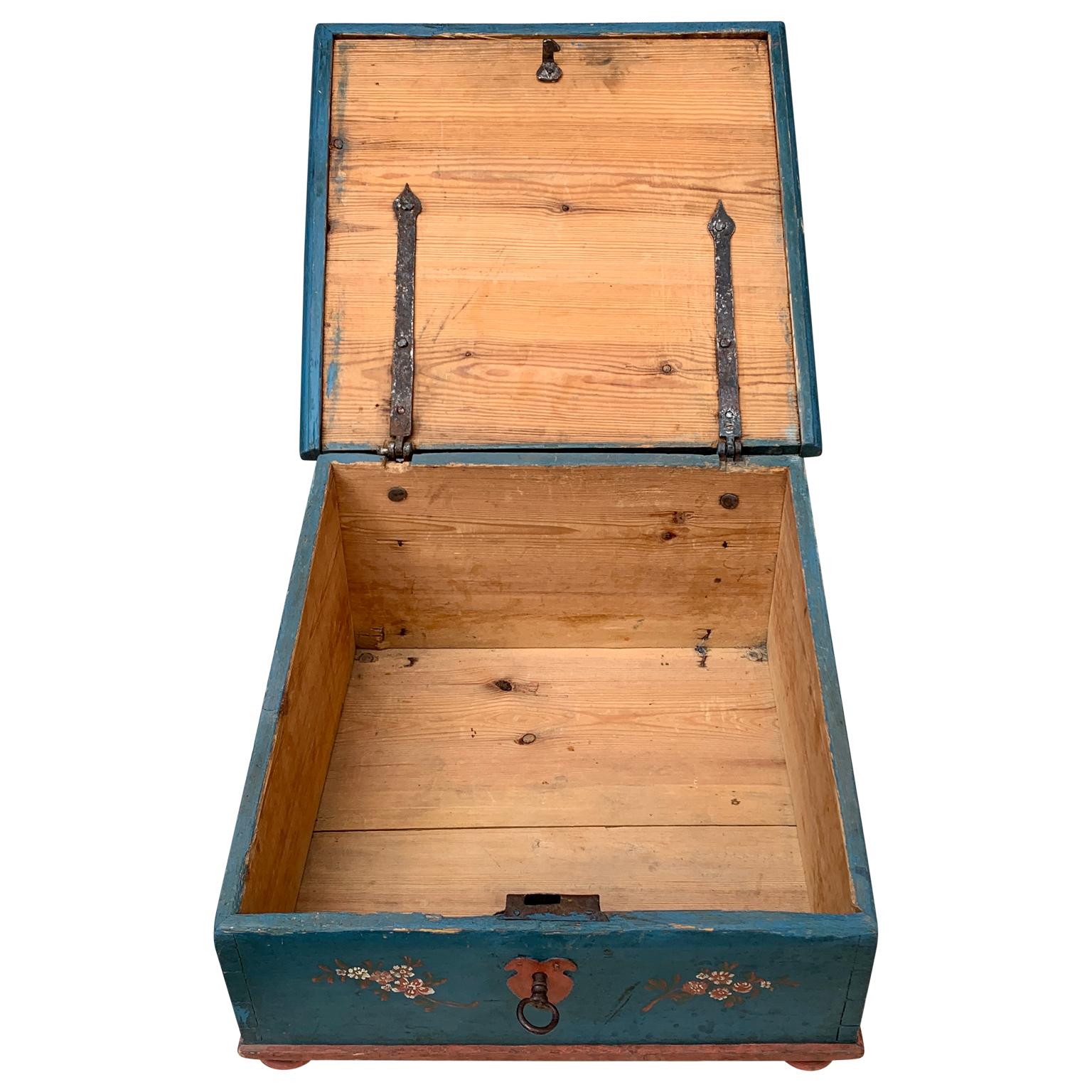 Swedish Original Blue Painted 19th Century Box In Good Condition For Sale In Haddonfield, NJ