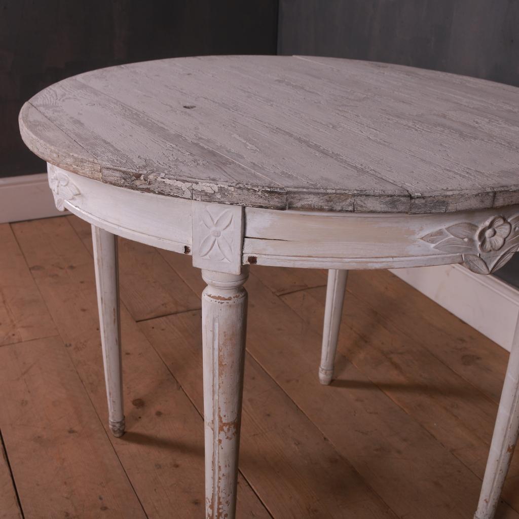 Late 19th C Swedish original painted lamp table. Nice old flaky finish. 1890.

Dimensions
30 inches (76 cms) high
35.5 inches (90 cms) diameter.