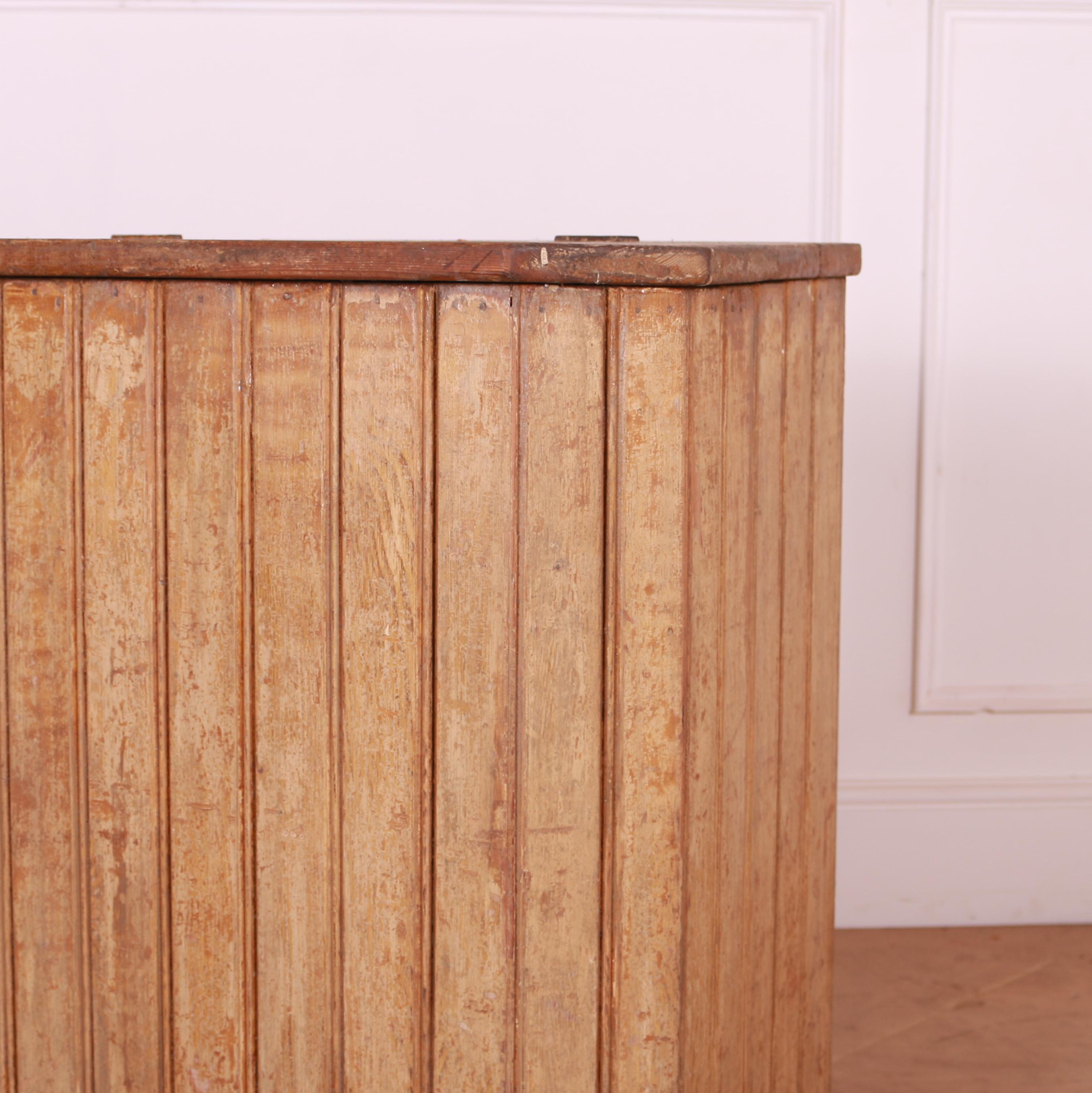 Swedish Original Painted Log Bin In Good Condition For Sale In Leamington Spa, Warwickshire