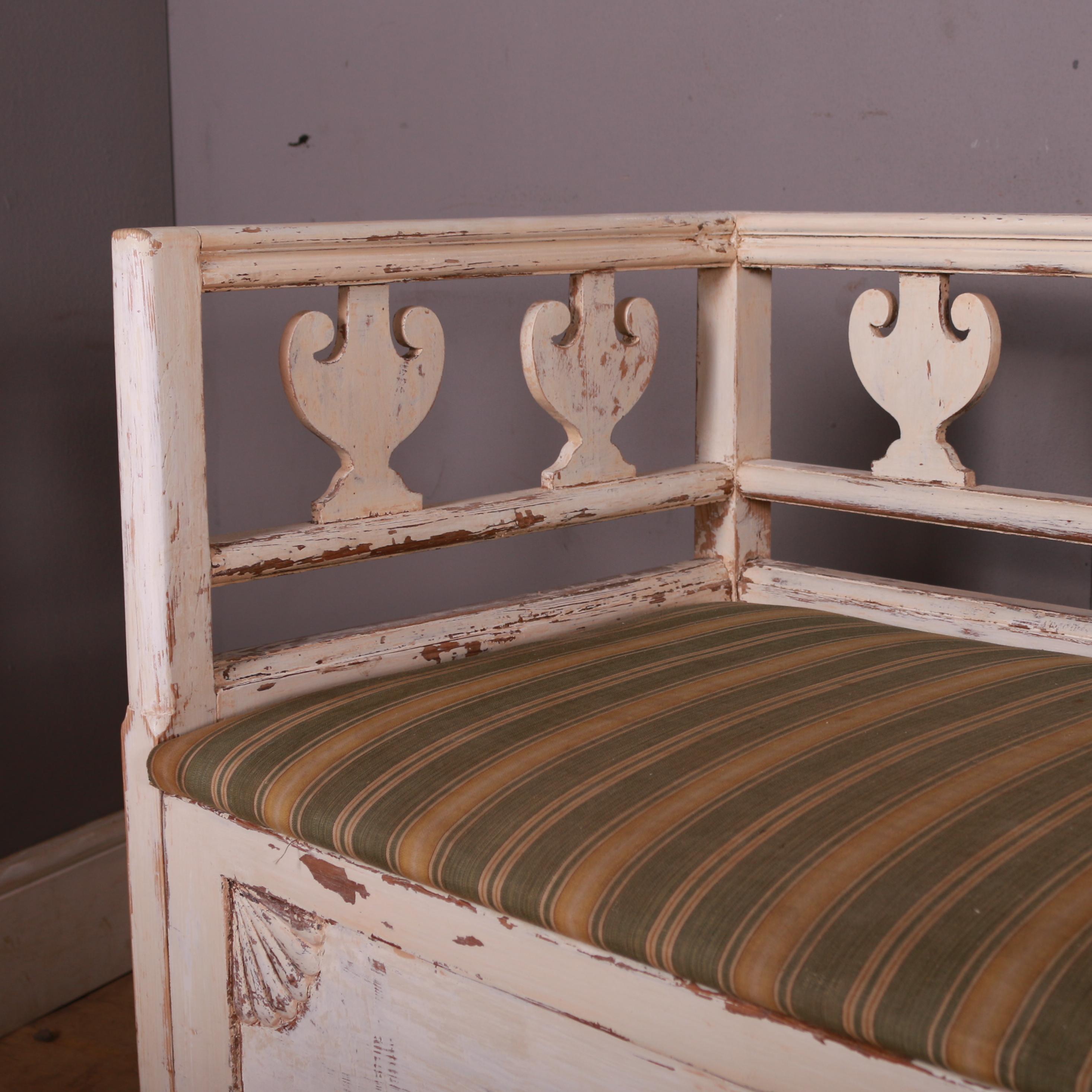 Swedish Original Painted Settle In Good Condition For Sale In Leamington Spa, Warwickshire