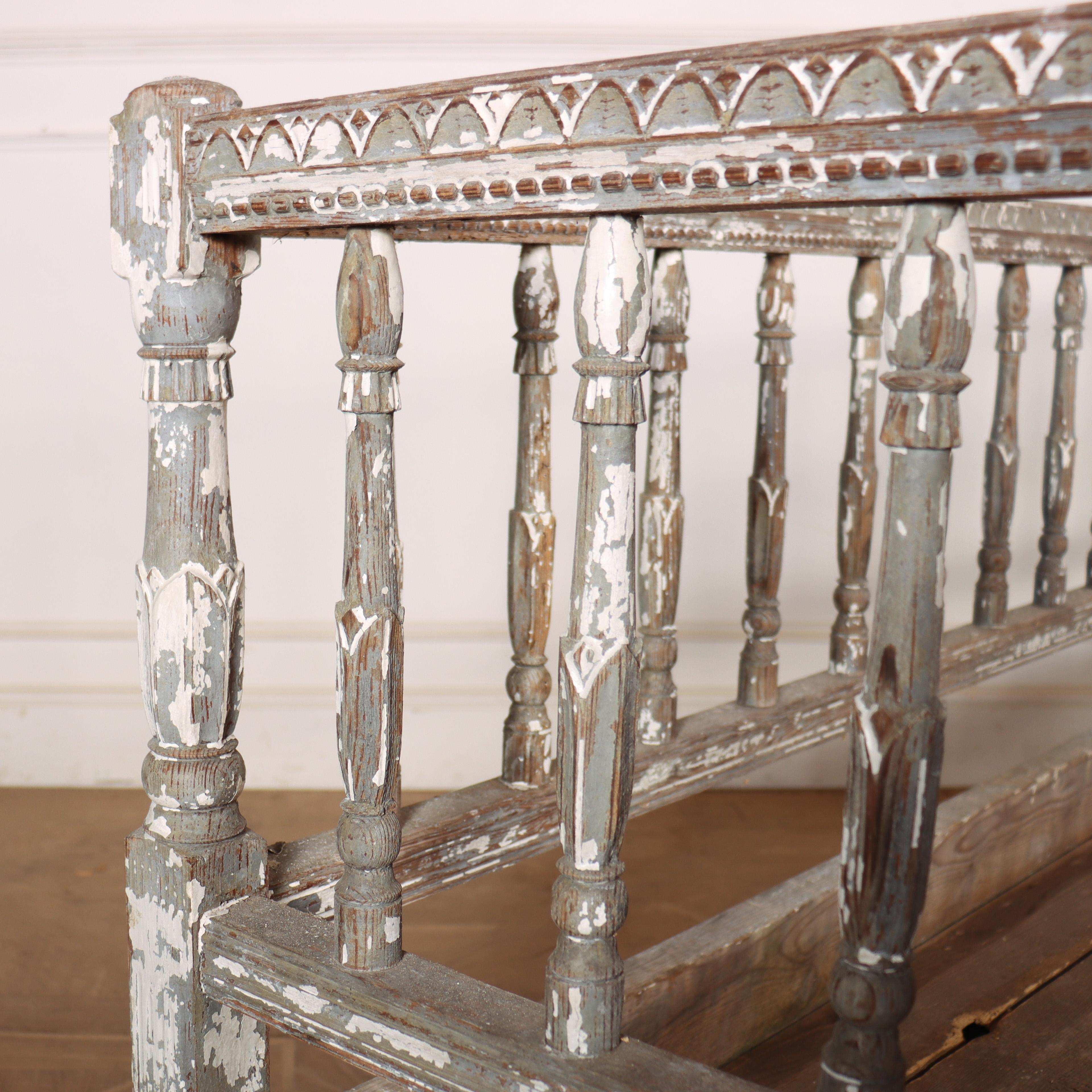 Swedish Original Painted Settle In Good Condition In Leamington Spa, Warwickshire