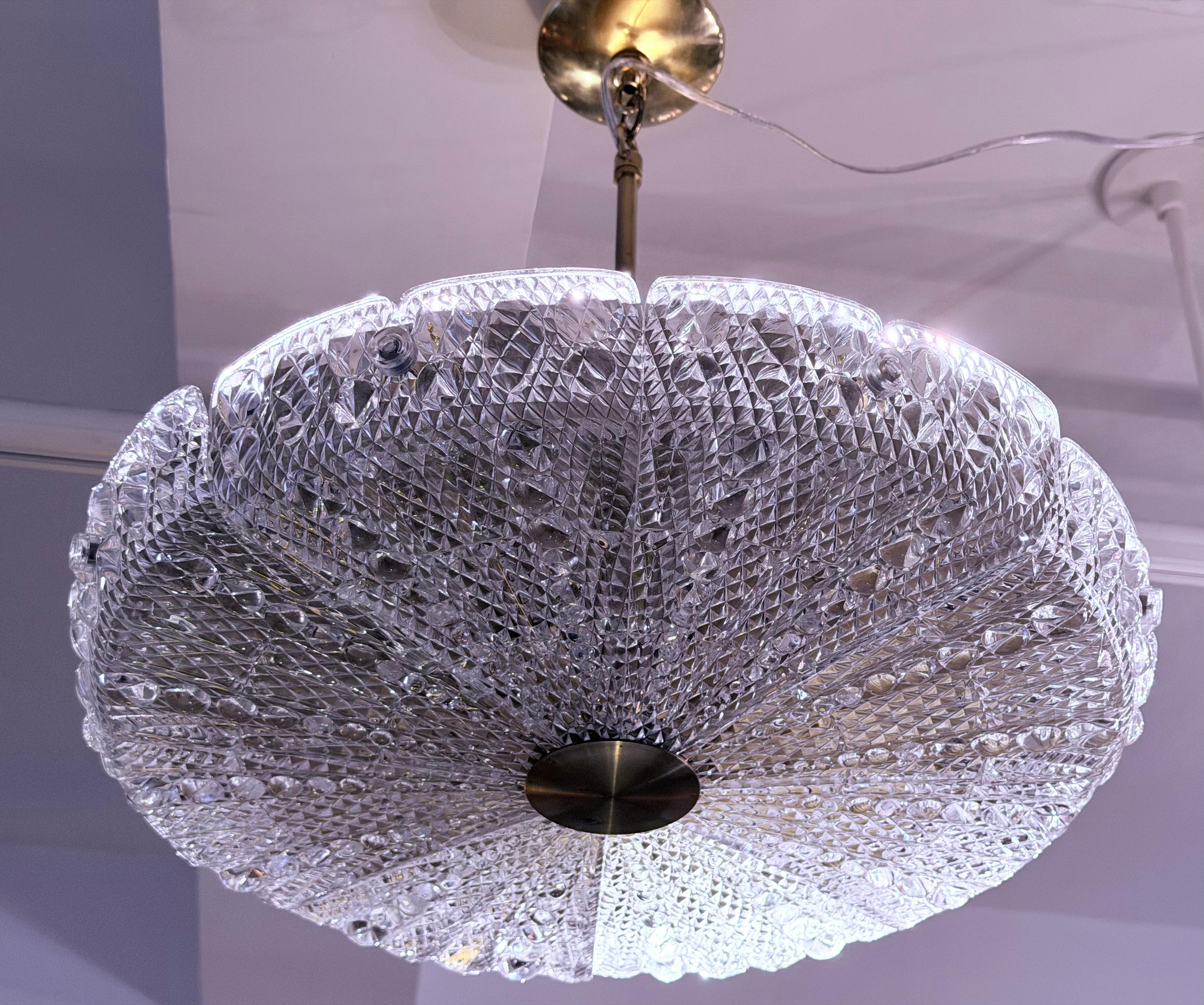 Un bellissimo cristallo e ottone degli anni '50 da 22 pollici
Ampia lampada a sospensione o a incasso di Carl Fagerlund per Orrefors. 5 prese a candelabro. Appena ricablato 