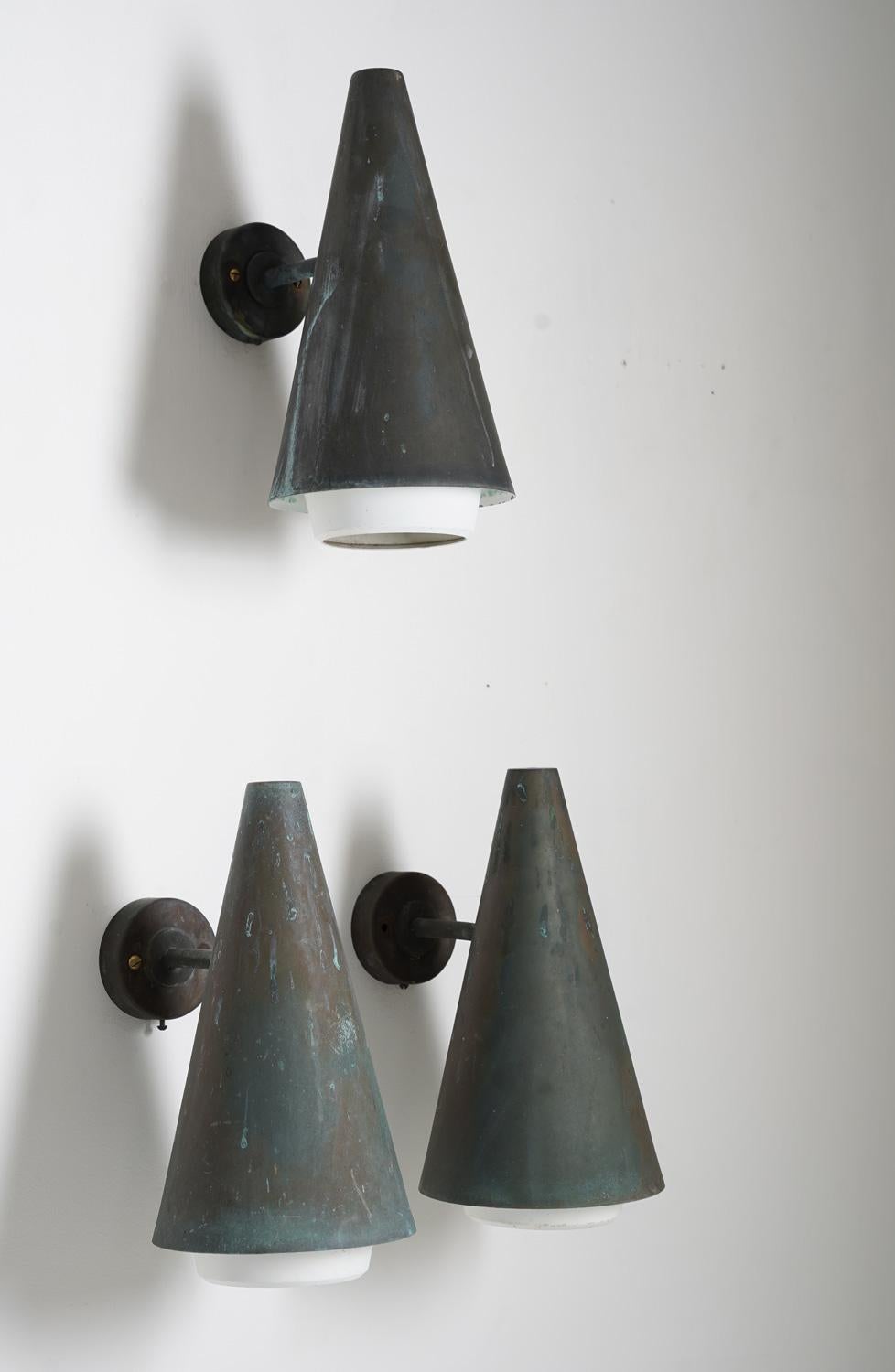 Très rares appliques d'extérieur par Hans-Agne Jakobsson, vers 1960.

Ces lampes sont fabriquées en cuivre massif avec des diffuseurs en métal.

Condit : Très bon état avec une grande patine.

