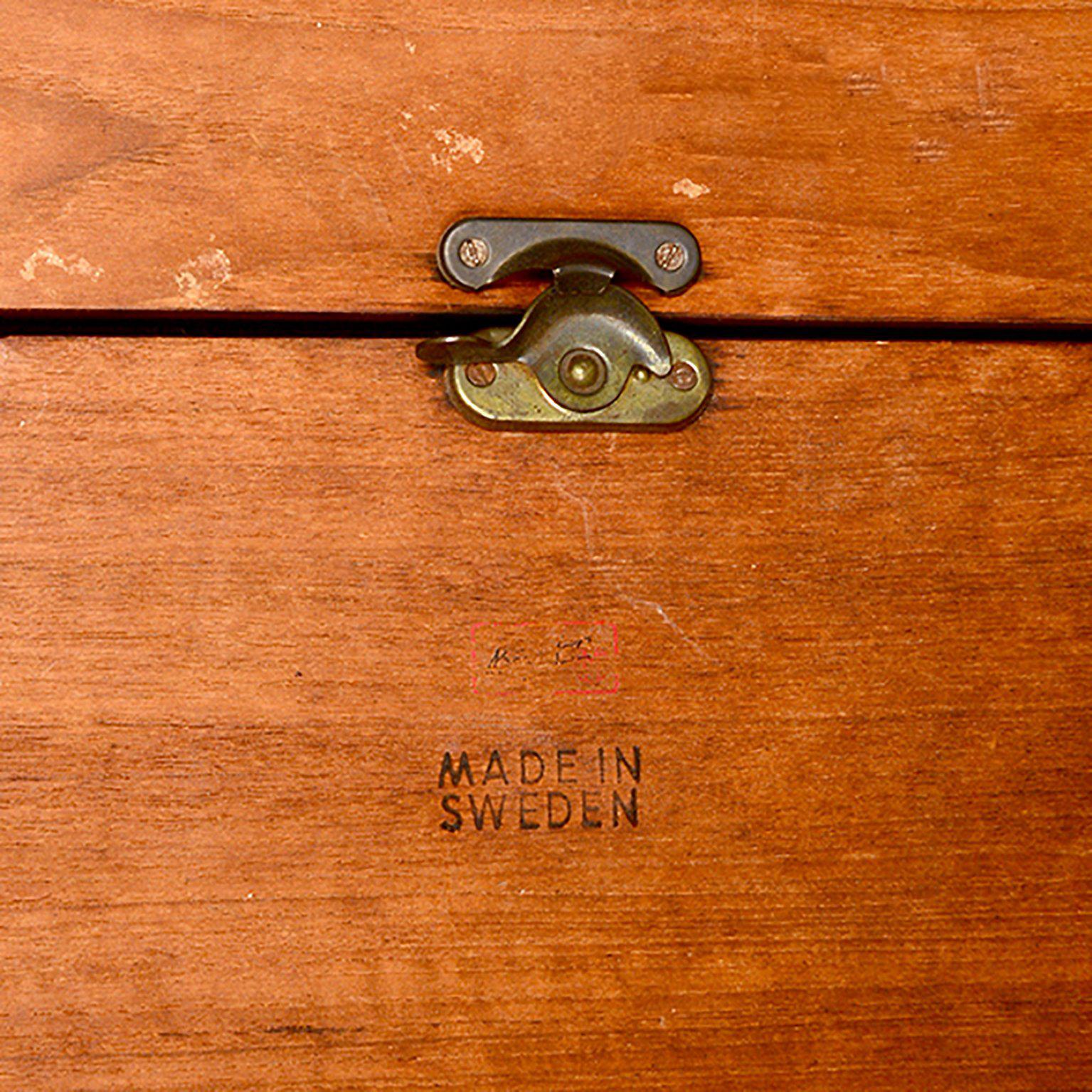 oval scandinavian table