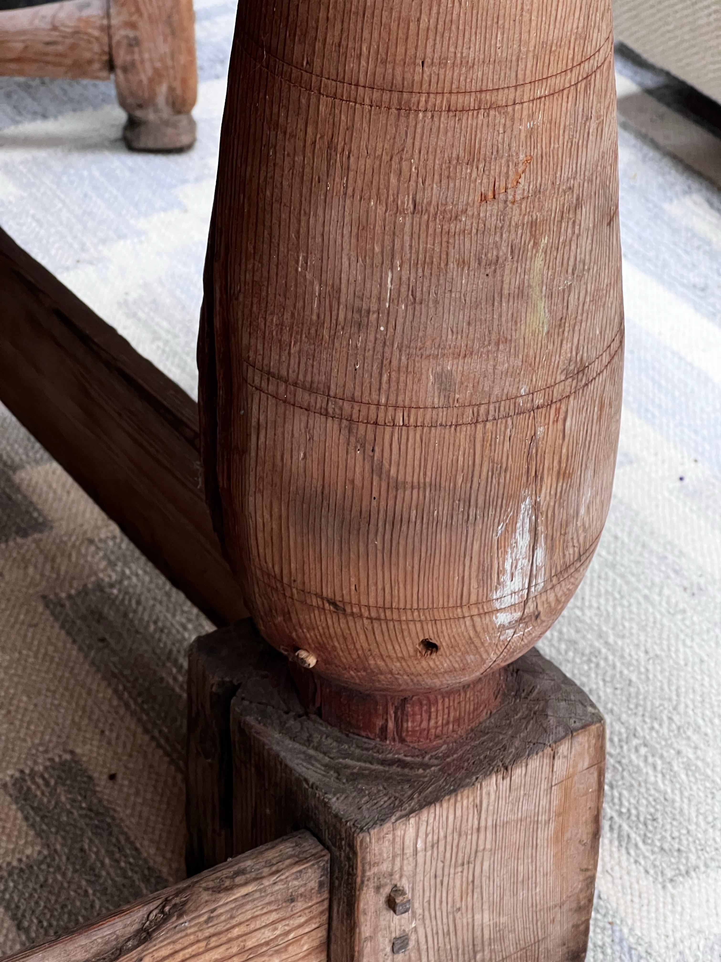 Table ovale suédoise datant du début de 1700 Artisanat paysan fabriqué à la main en vente 3