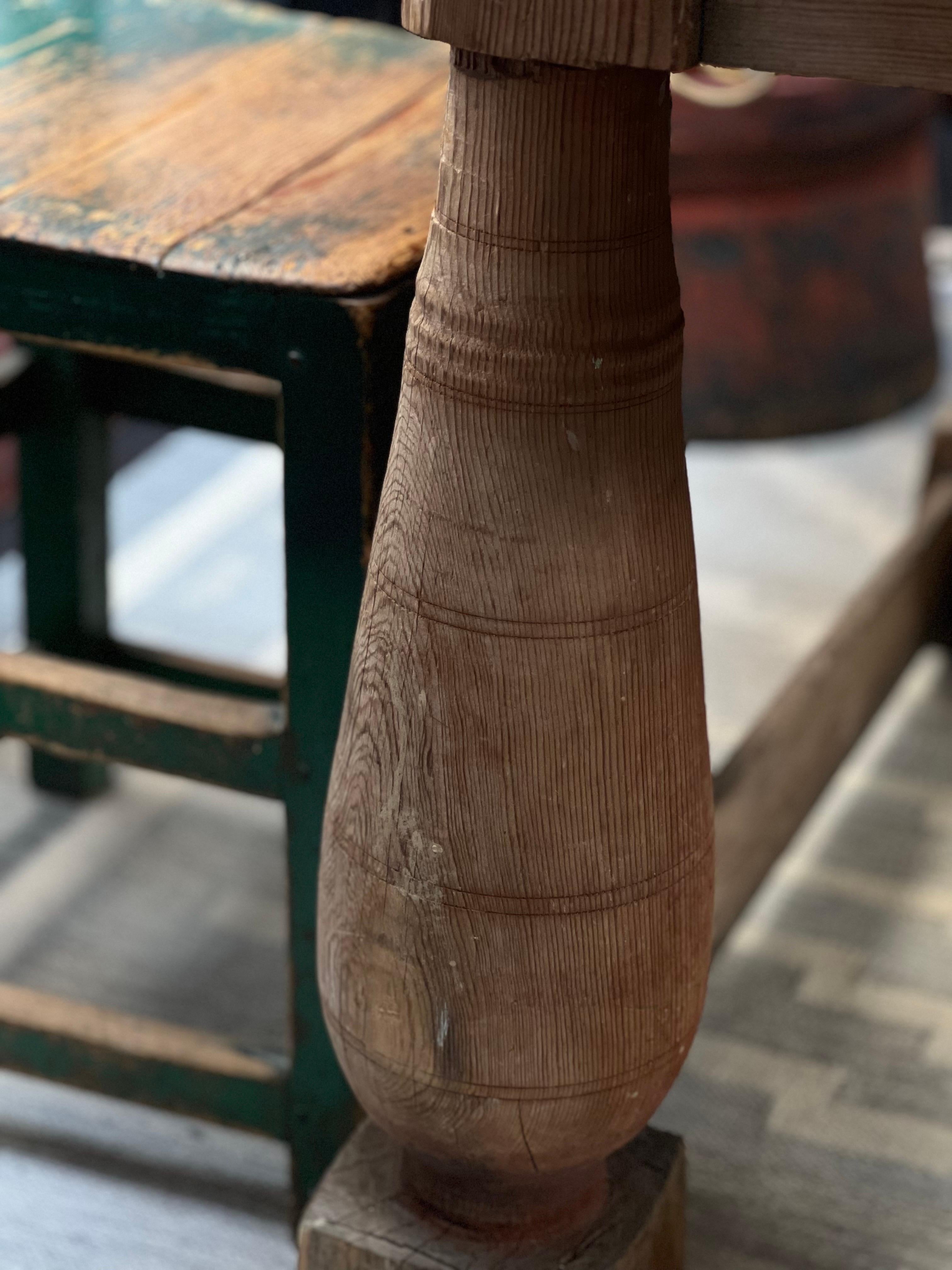 Table ovale suédoise datant du début de 1700 Artisanat paysan fabriqué à la main en vente 4