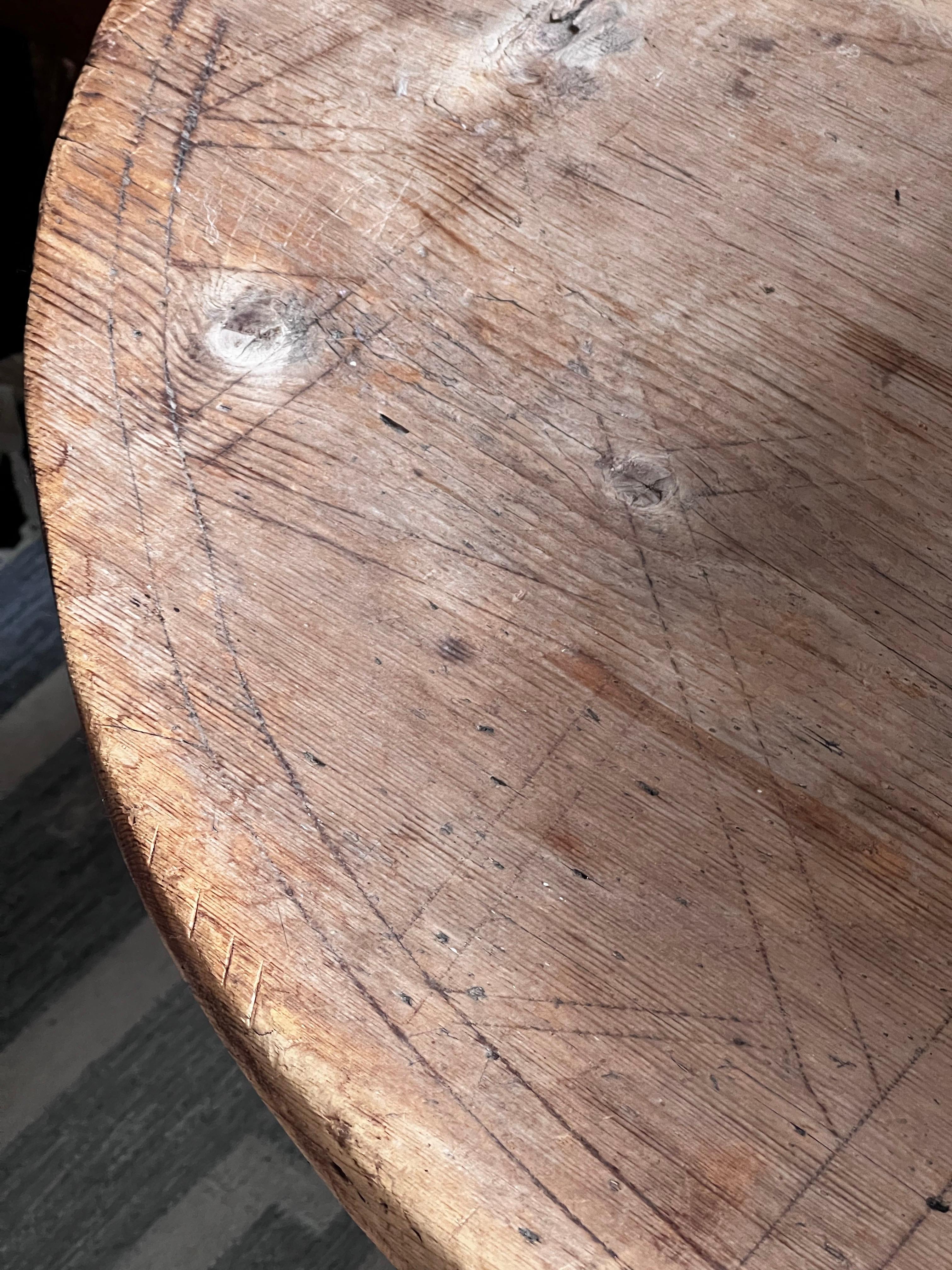 Table ovale suédoise datant du début de 1700 Artisanat paysan fabriqué à la main en vente 6