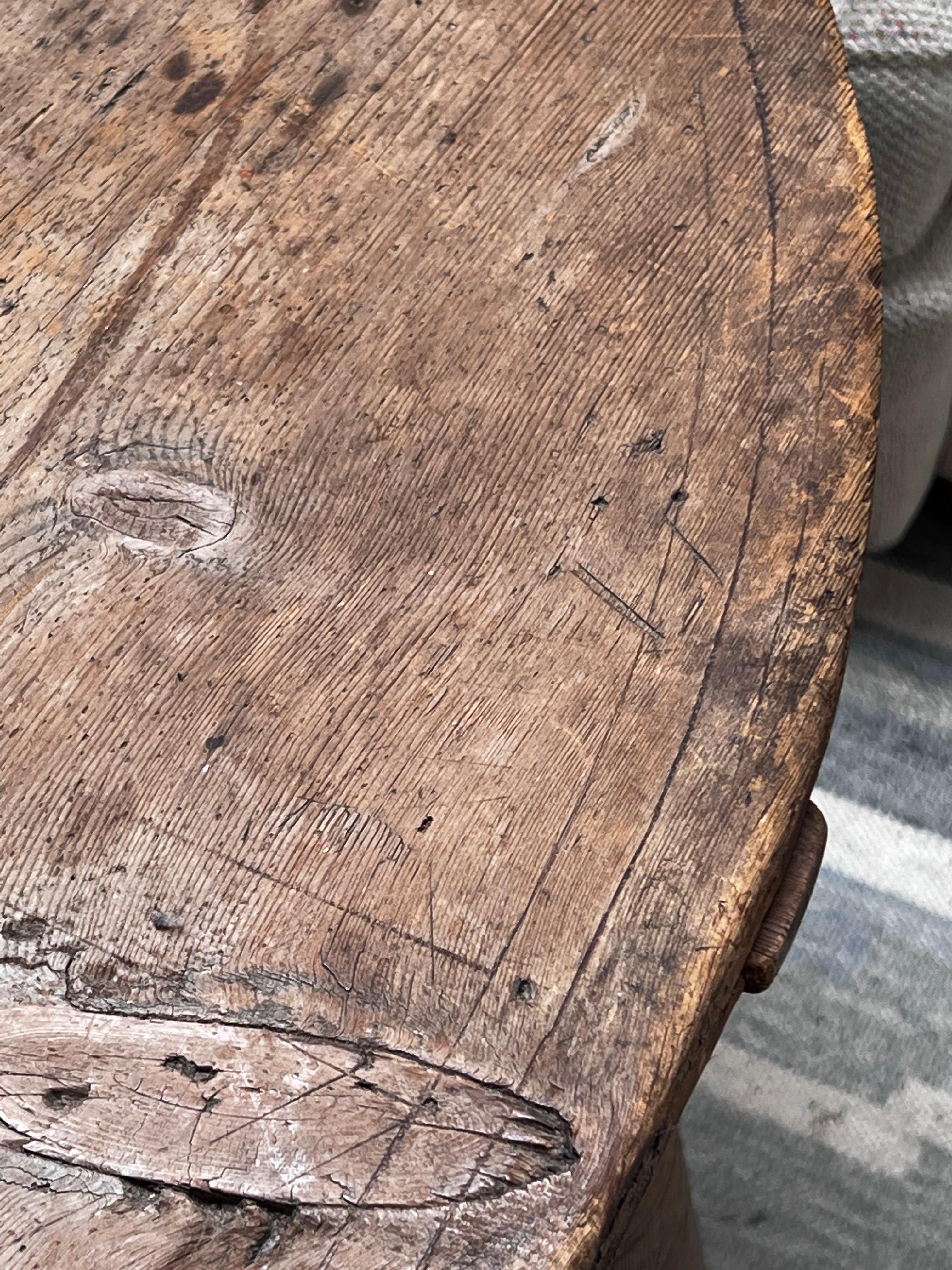 Table ovale suédoise datant du début de 1700 Artisanat paysan fabriqué à la main en vente 7