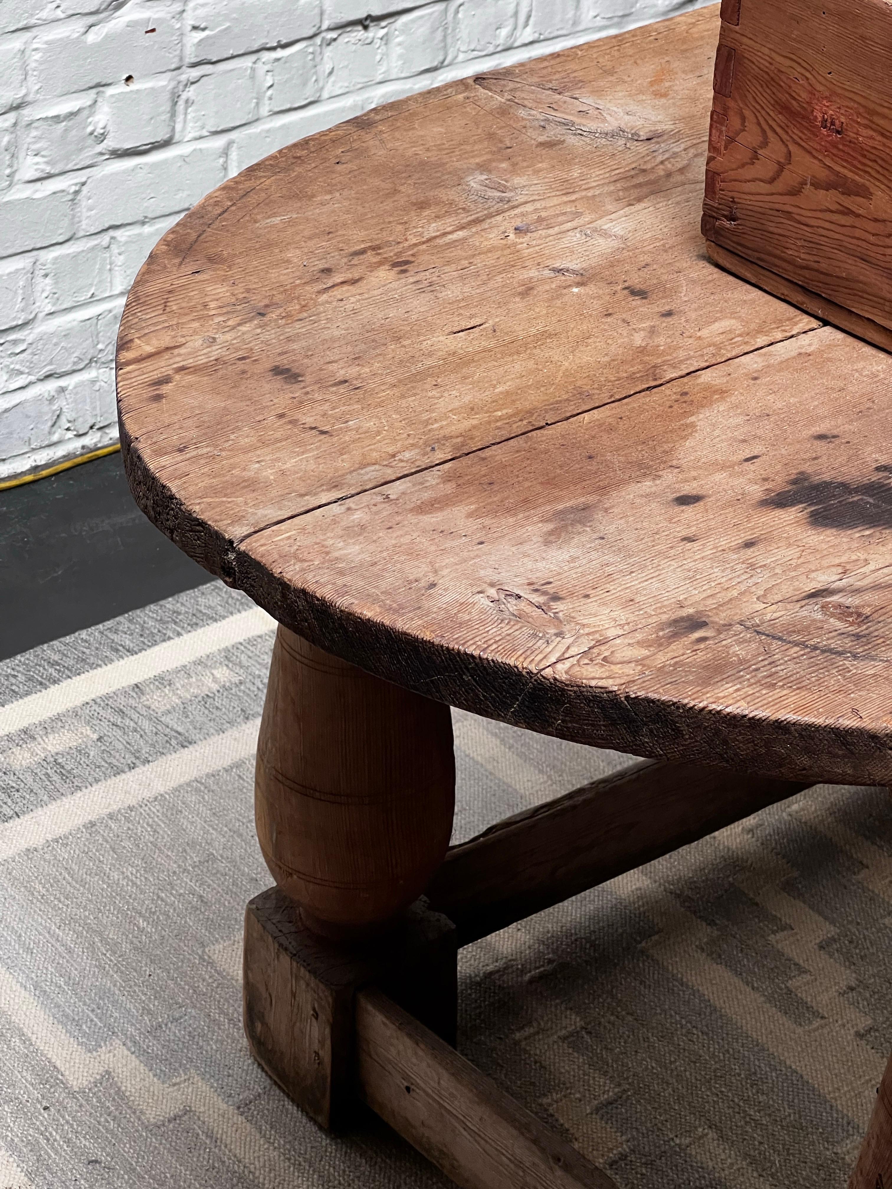 Table ovale suédoise datant du début de 1700 Artisanat paysan fabriqué à la main en vente 8