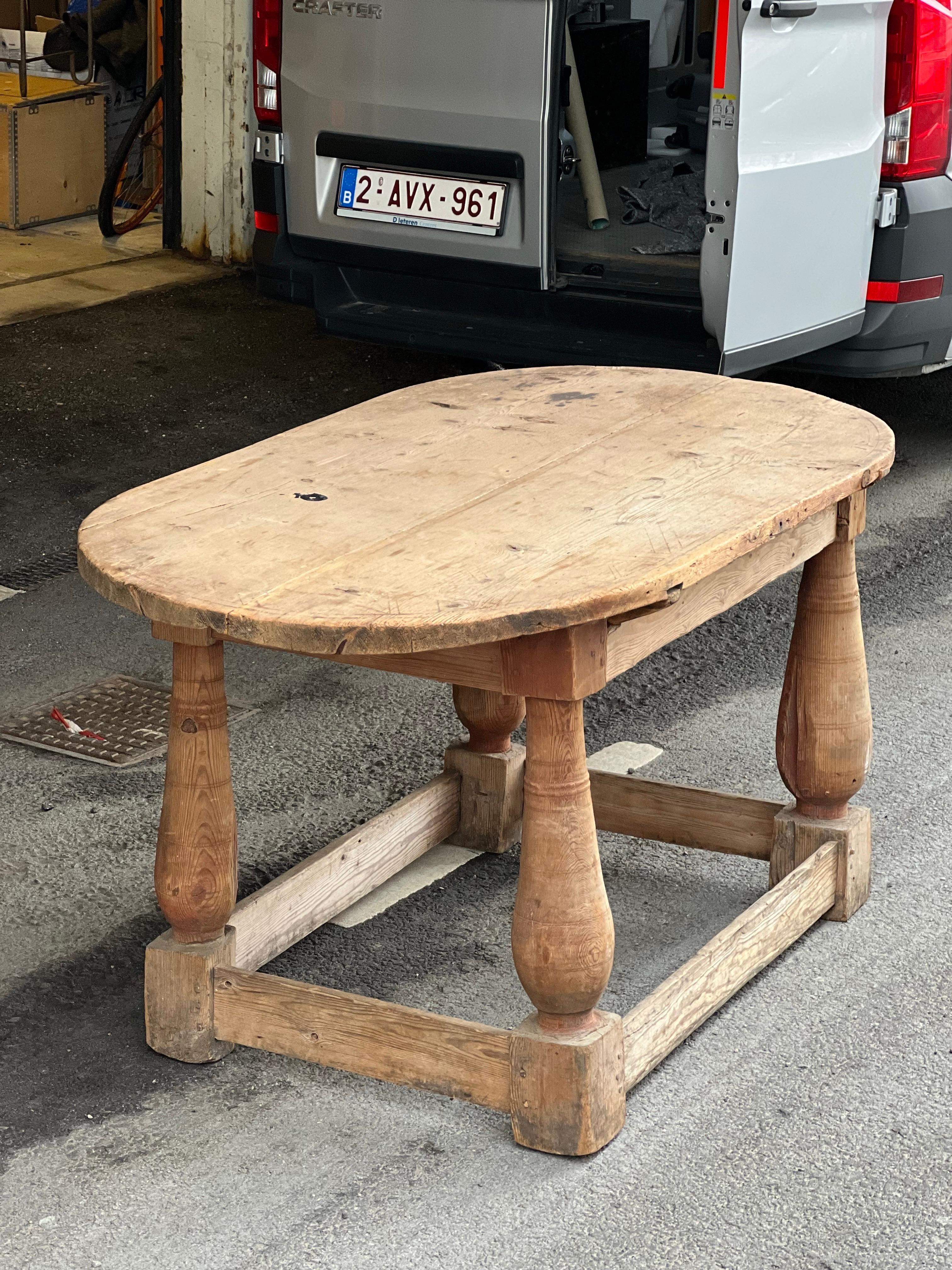 Table ovale suédoise datant du début de 1700 Artisanat paysan fabriqué à la main en vente 9