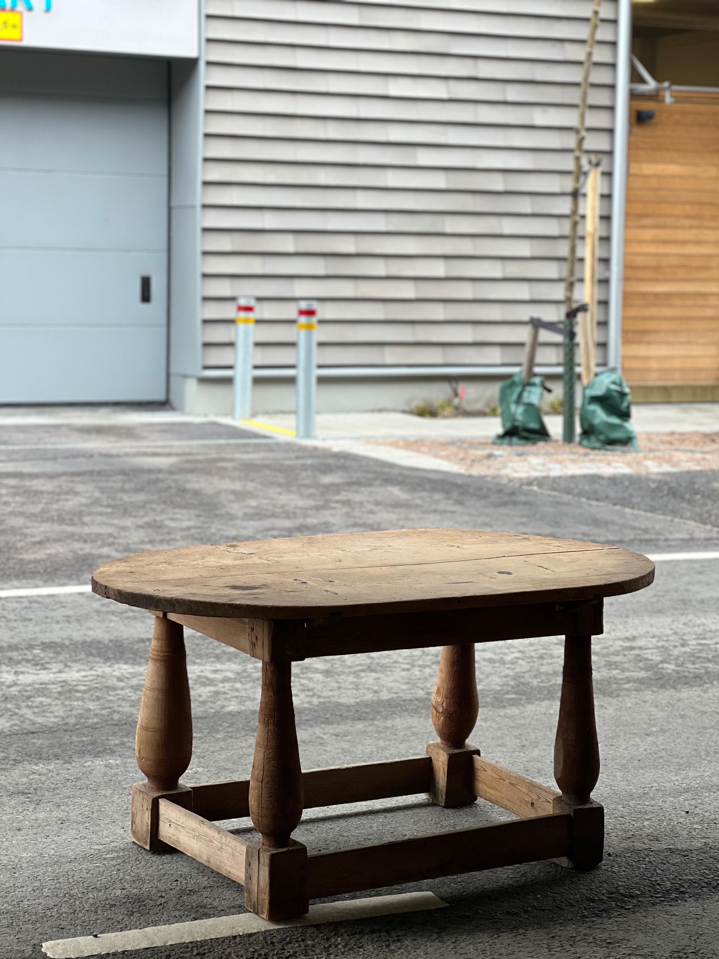 Table ovale suédoise datant du début de 1700 Artisanat paysan fabriqué à la main en vente 10