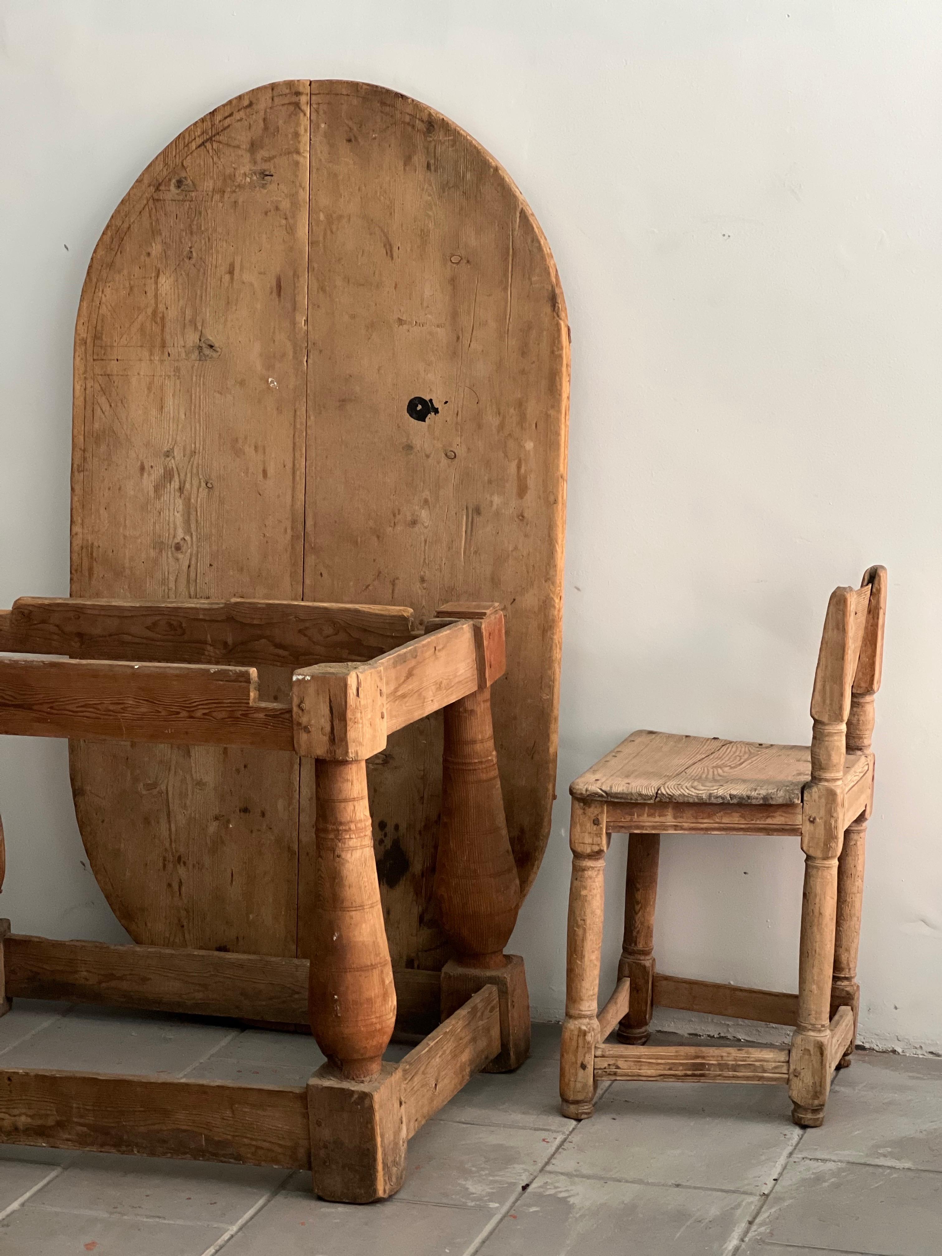 Table unique en pin suédois fabriquée à la main vers 1740/60. Le plateau ovale inhabituel de la table en fait une pièce rare. Gravure typique de 1700 avec des parties effacées et d'autres restantes. Beaucoup d'histoire, de patine et de traces du