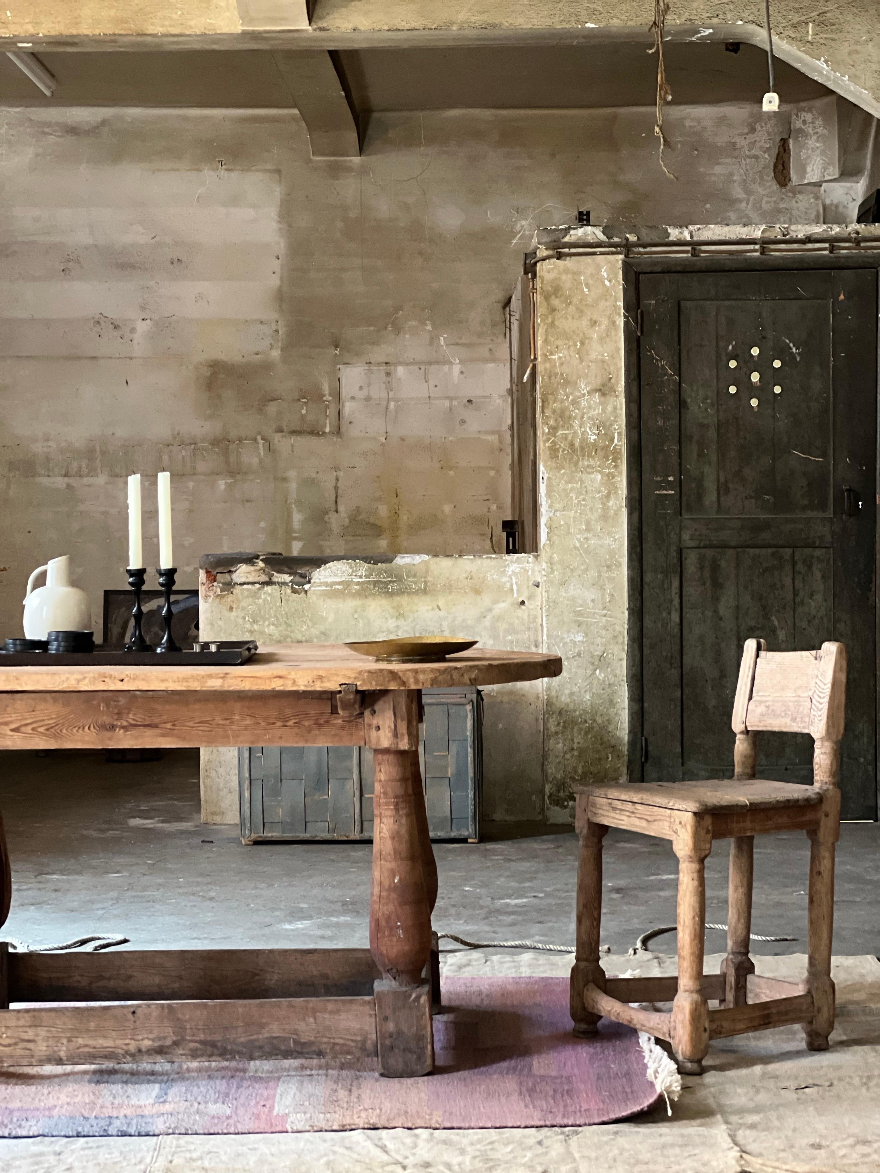 Suédois Table ovale suédoise datant du début de 1700 Artisanat paysan fabriqué à la main en vente