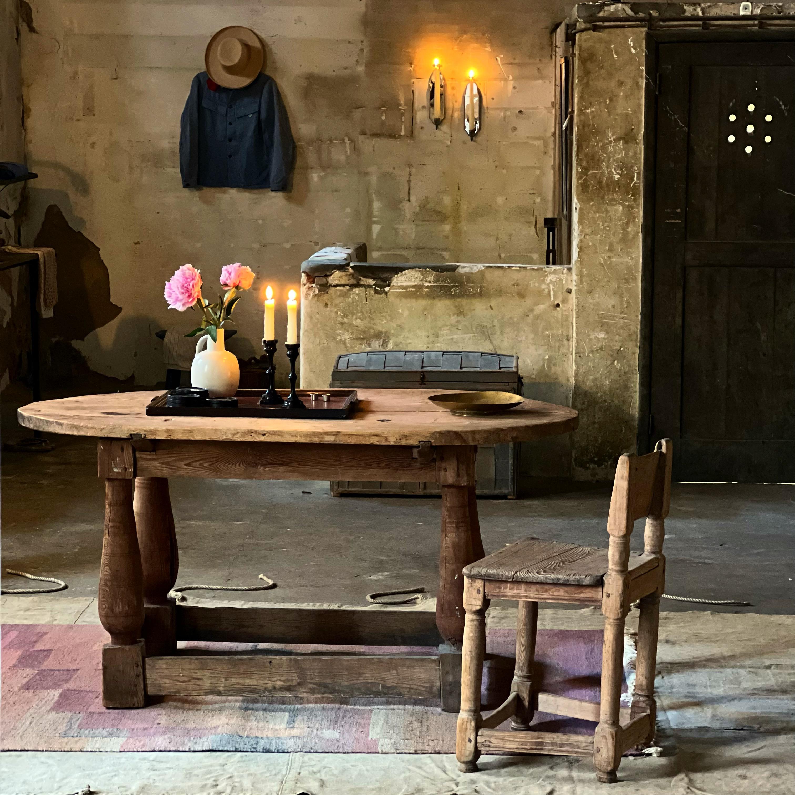 Table ovale suédoise datant du début de 1700 Artisanat paysan fabriqué à la main Bon état - En vente à Forest, BE