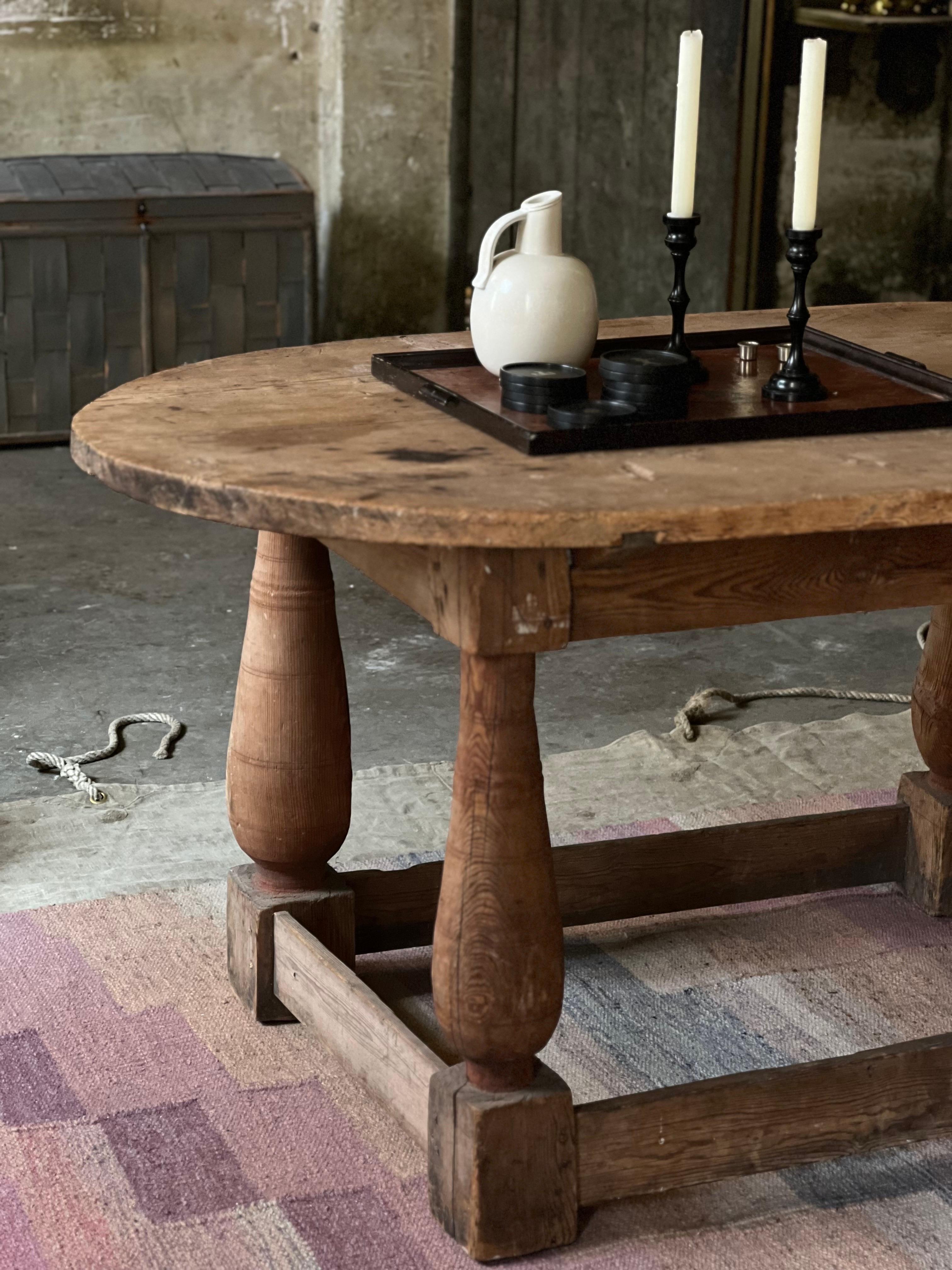 XVIIIe siècle Table ovale suédoise datant du début de 1700 Artisanat paysan fabriqué à la main en vente