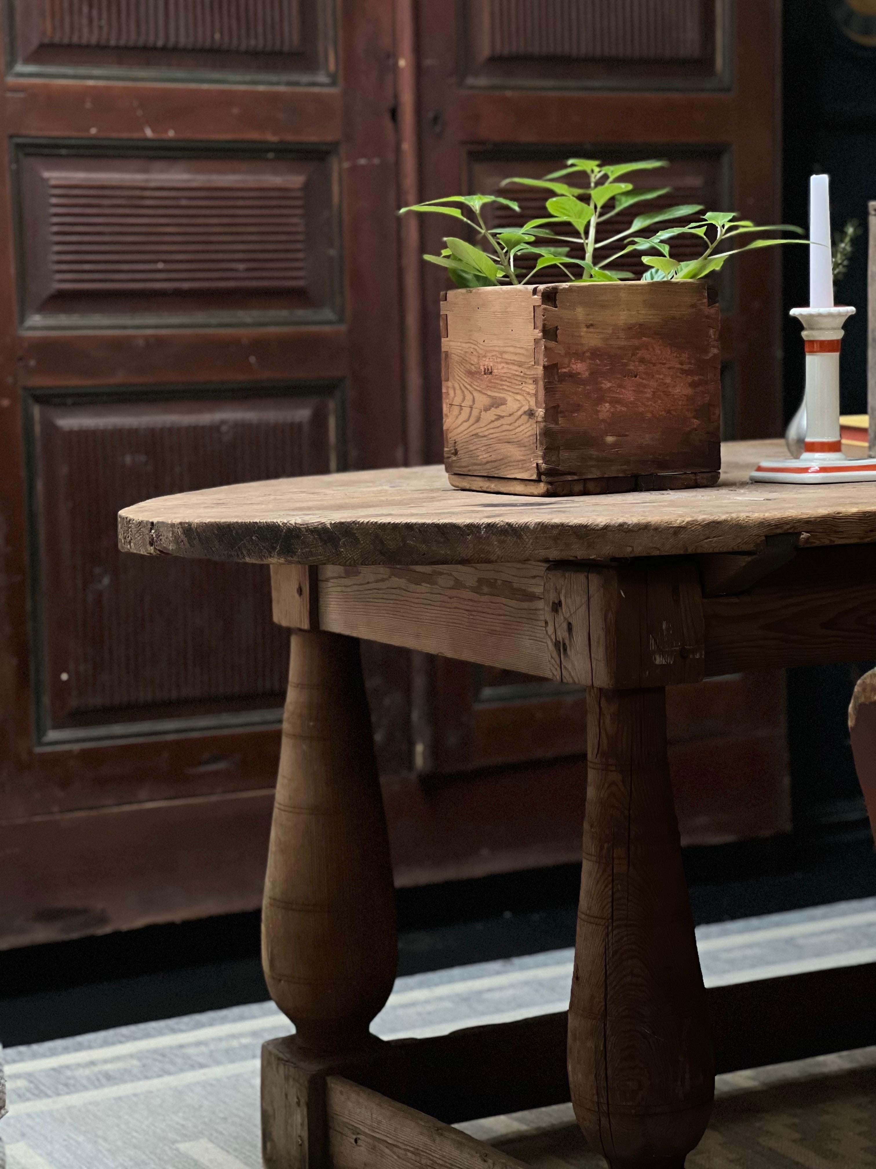 Pin Table ovale suédoise datant du début de 1700 Artisanat paysan fabriqué à la main en vente