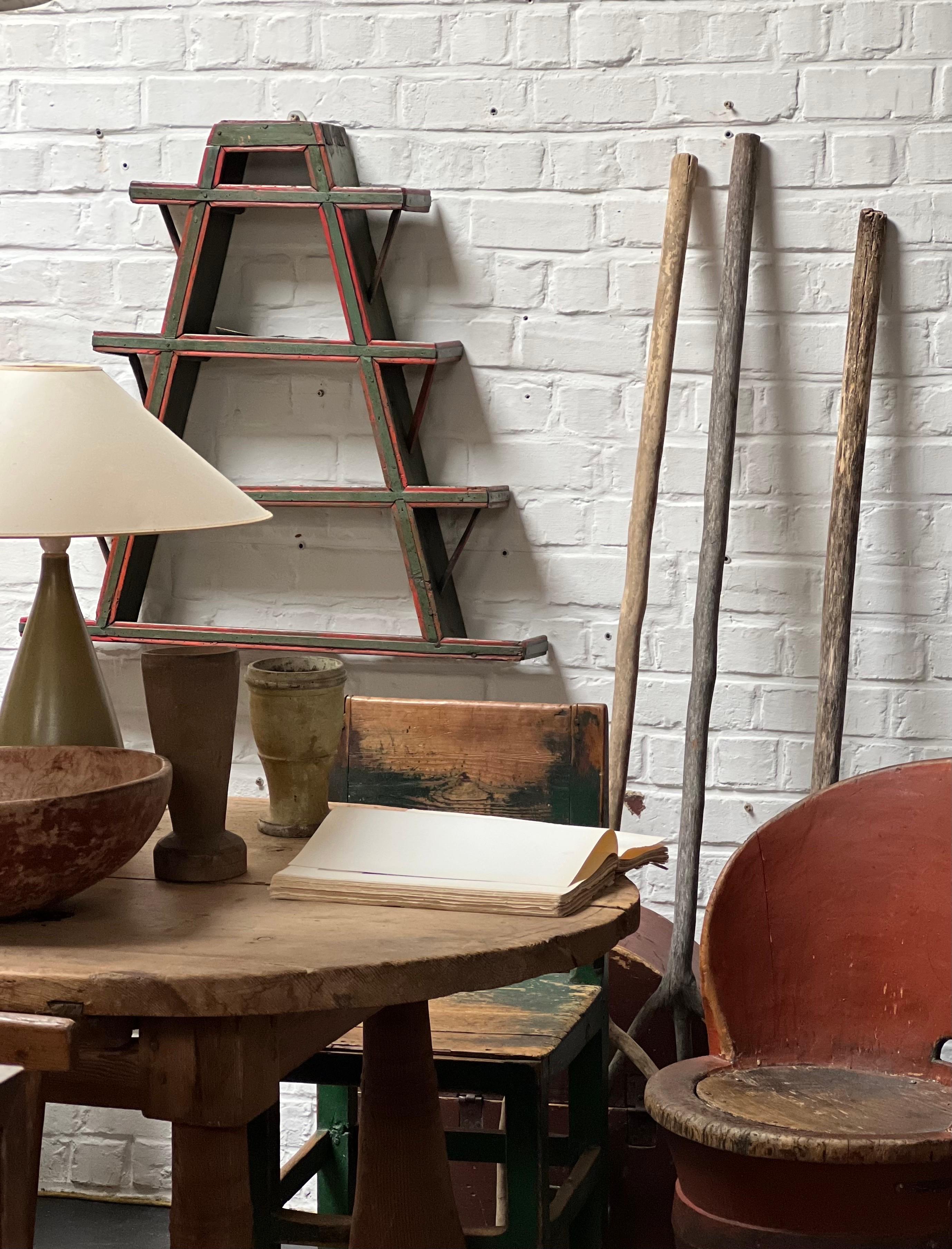 Table ovale suédoise datant du début de 1700 Artisanat paysan fabriqué à la main en vente 1