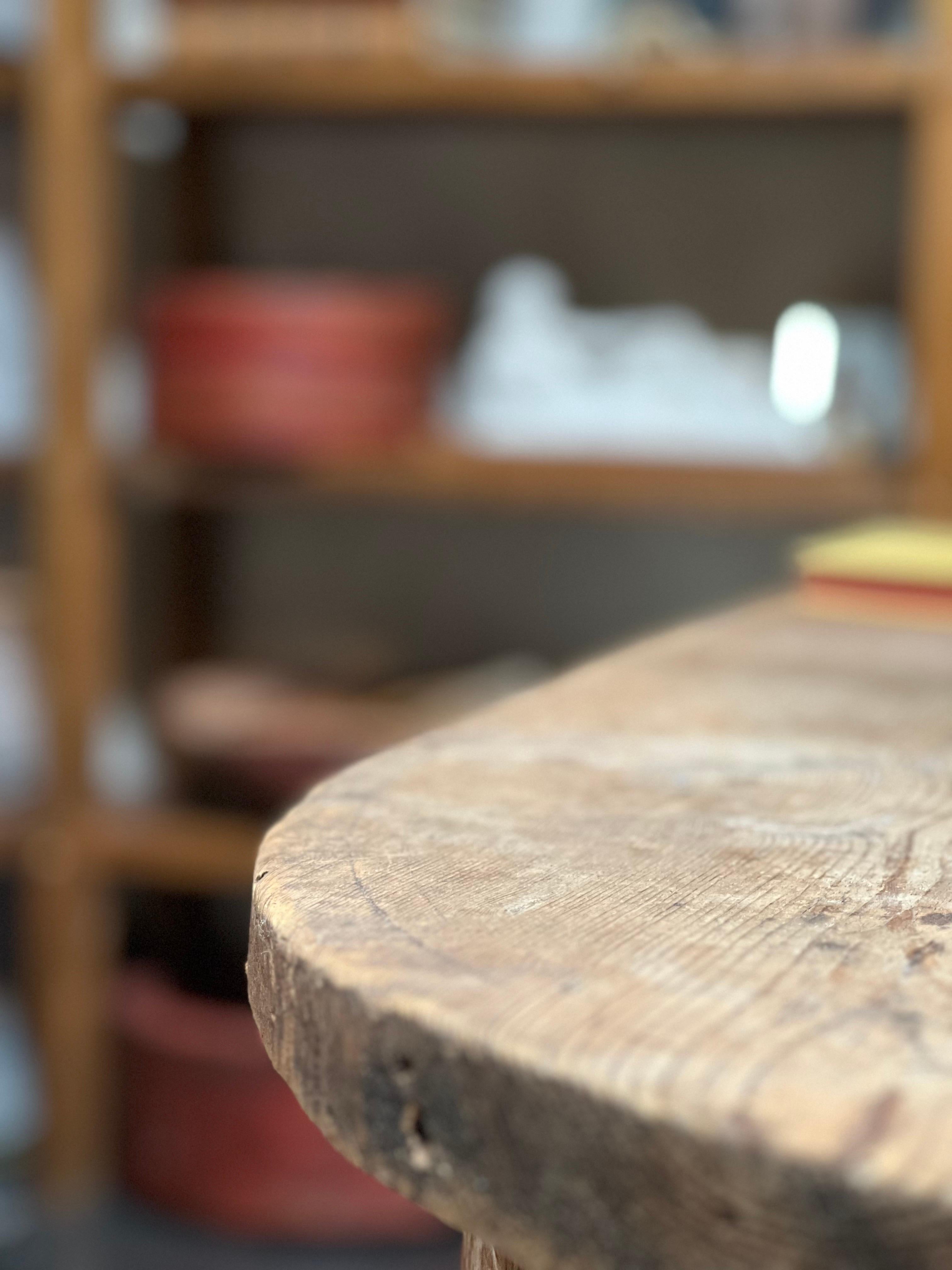Table ovale suédoise datant du début de 1700 Artisanat paysan fabriqué à la main en vente 2