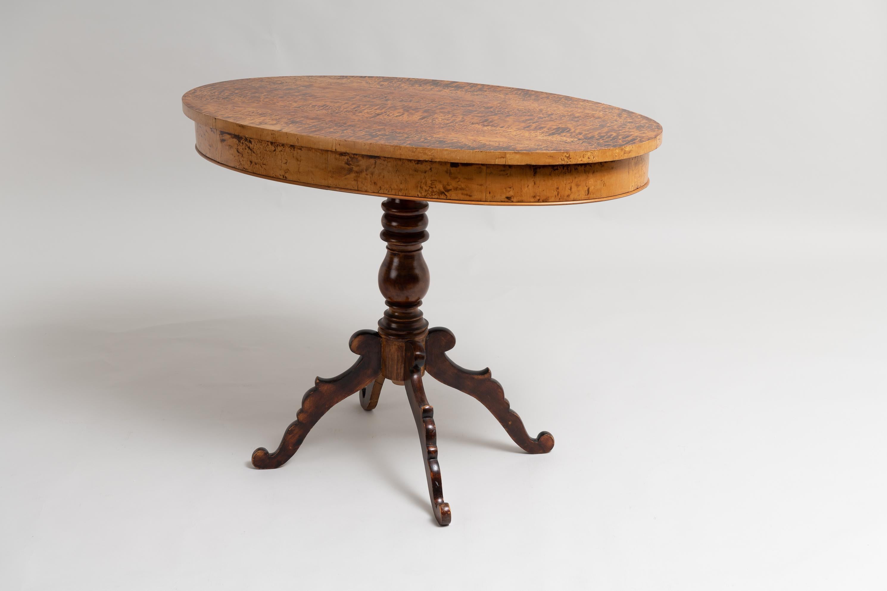 Swedish Oval Rococo Revival Birch Root Centre Table In Good Condition For Sale In Kramfors, SE