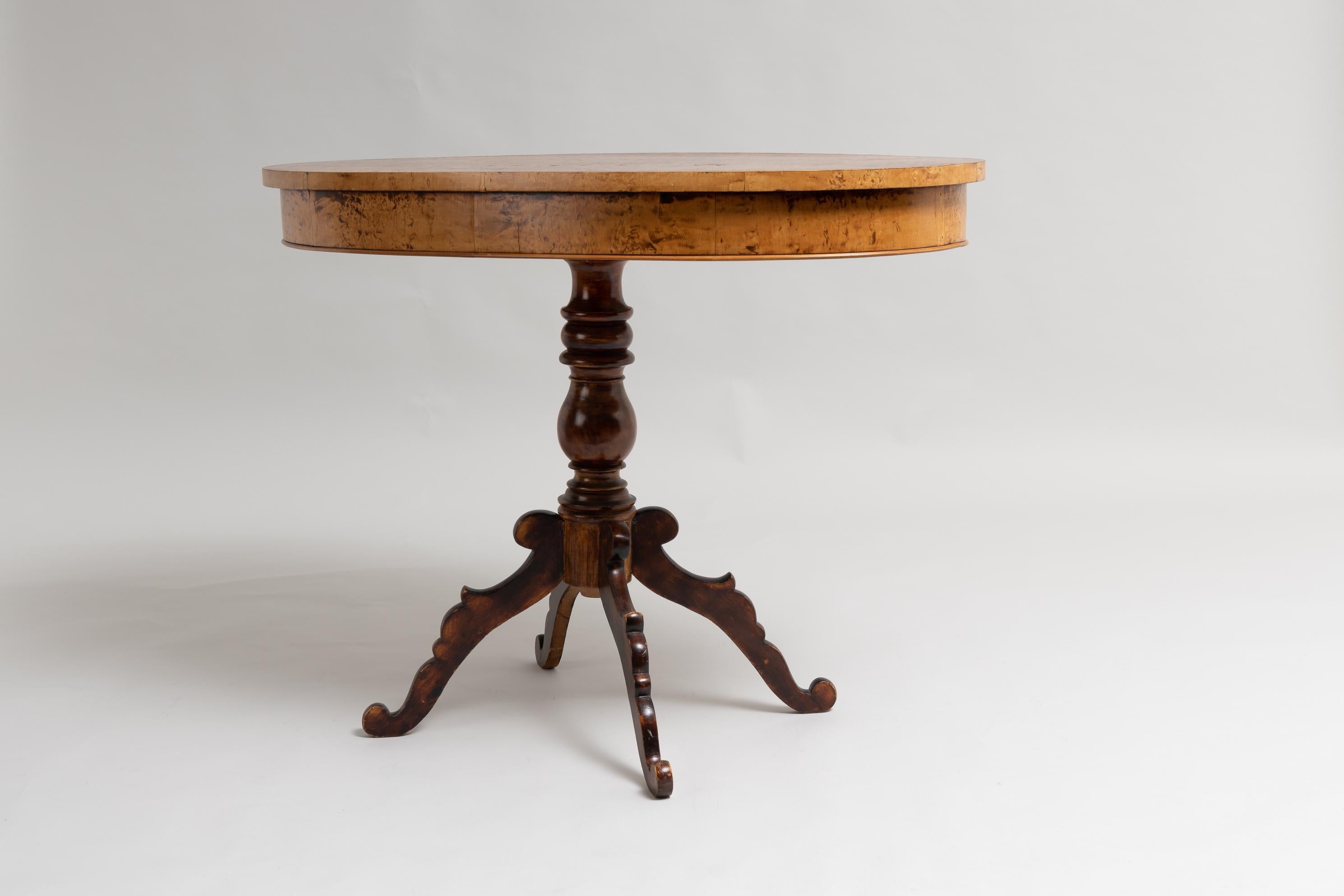 Schwedischer ovaler Rokoko-Revival-Tisch mit Birkenwurzel in der Mitte (19. Jahrhundert) im Angebot