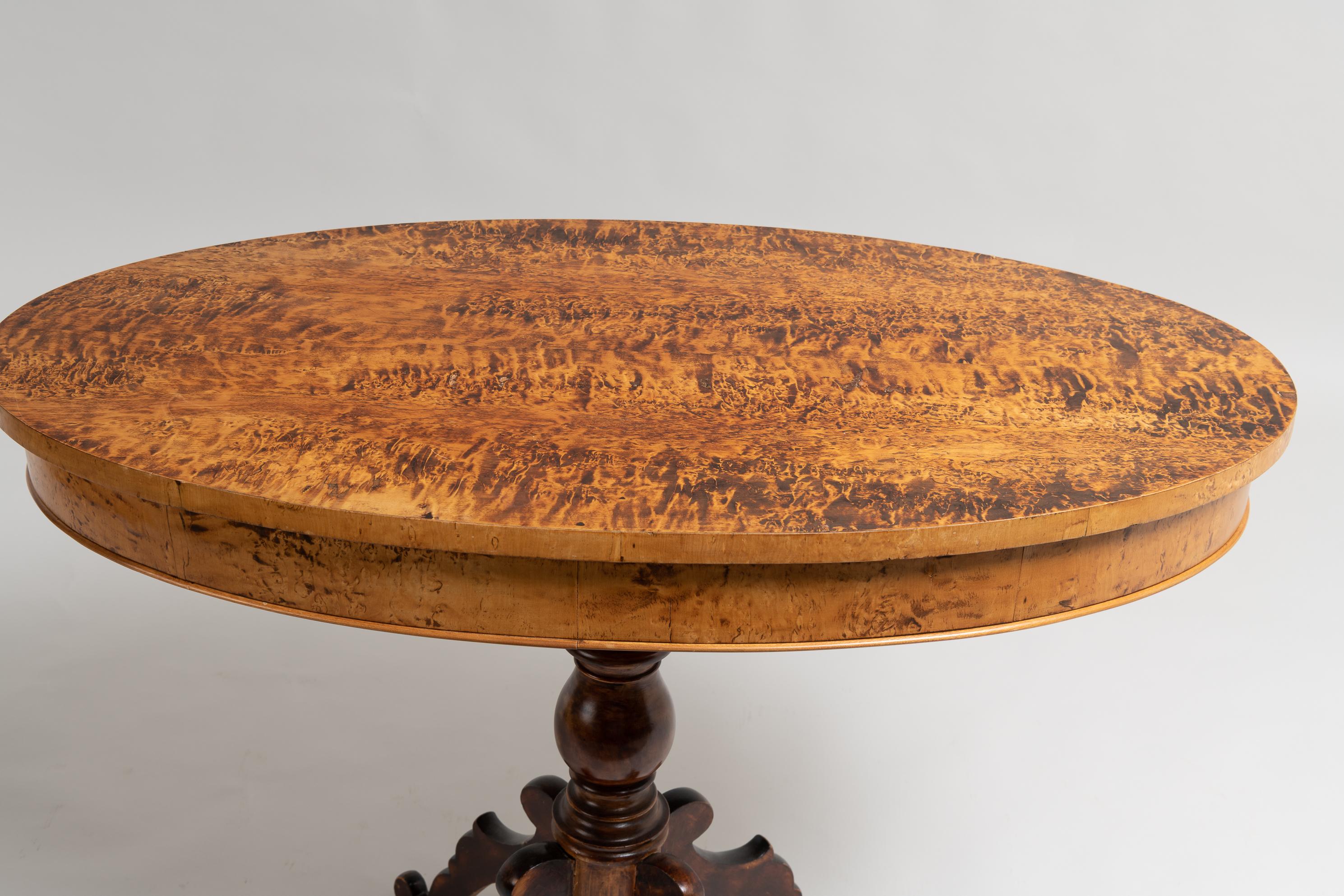 XIXe siècle Table centrale ovale suédoise de style néo-rococo en racines de bouleau en vente