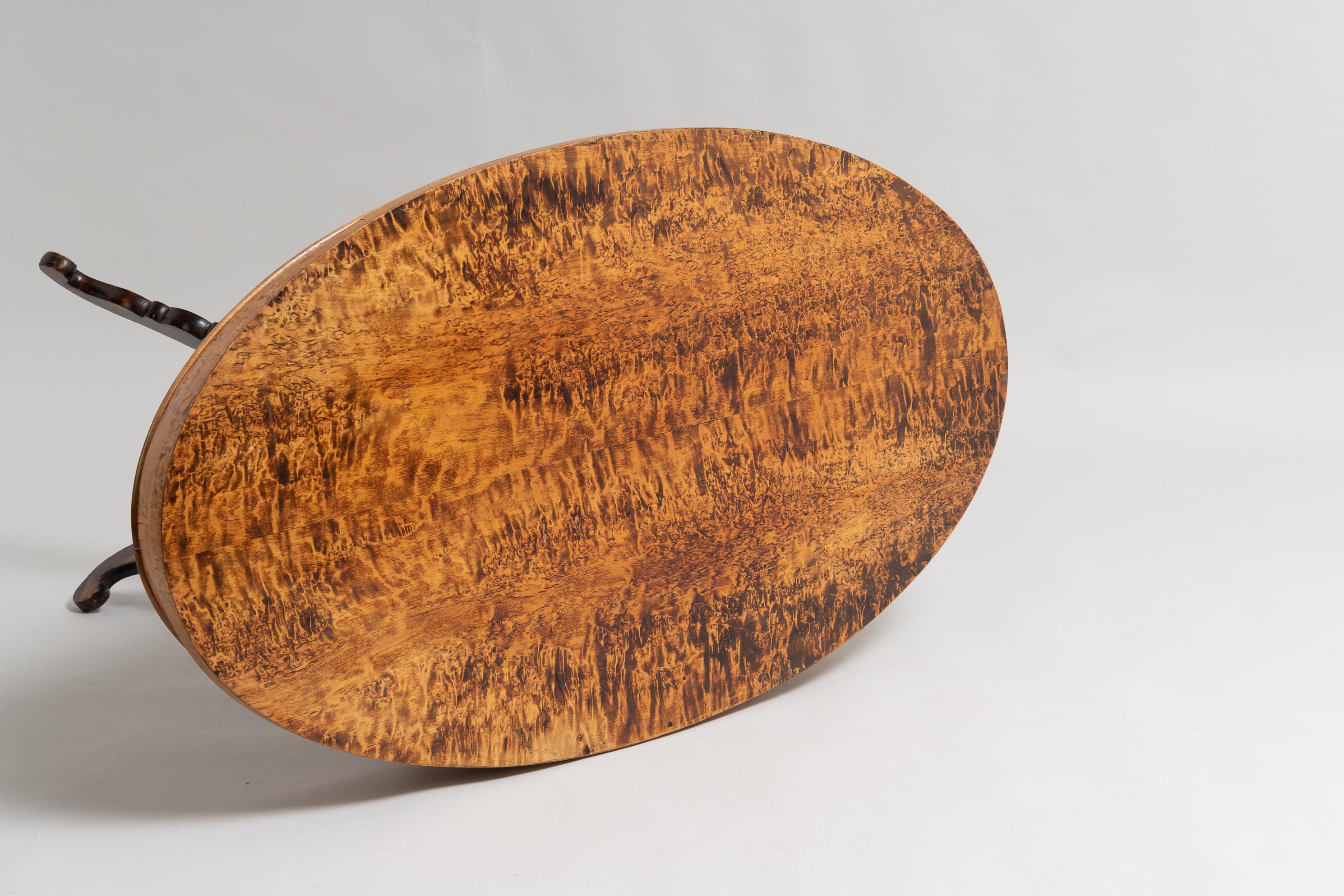 Bouleau Table centrale ovale suédoise de style néo-rococo en racines de bouleau en vente