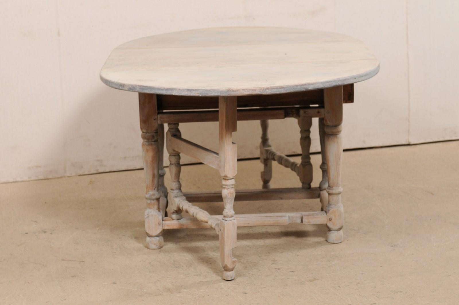 Swedish Oval-Shaped Double Gate Leg Painted Wood Table, Turn of the 18/19th C For Sale 3