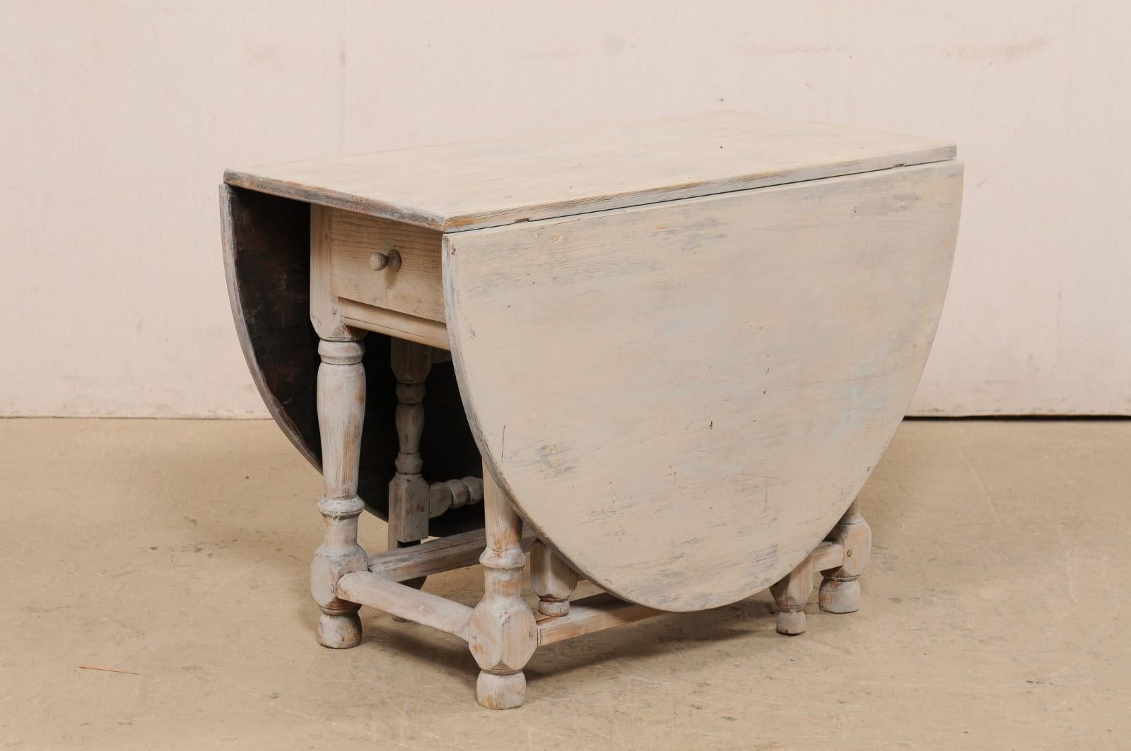 Swedish Oval-Shaped Double Gate Leg Painted Wood Table, Turn of the 18/19th C For Sale 4