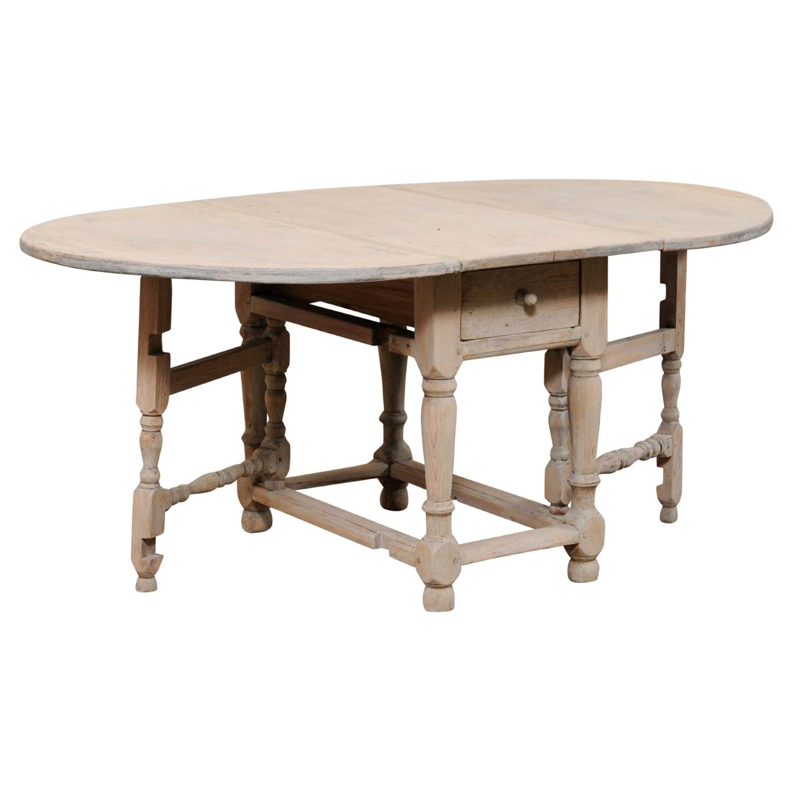 Schwedischer ovaler Tisch mit zwei Türbeinen aus bemaltem Holz, um die Jahrhundertwende, 18. Jh.