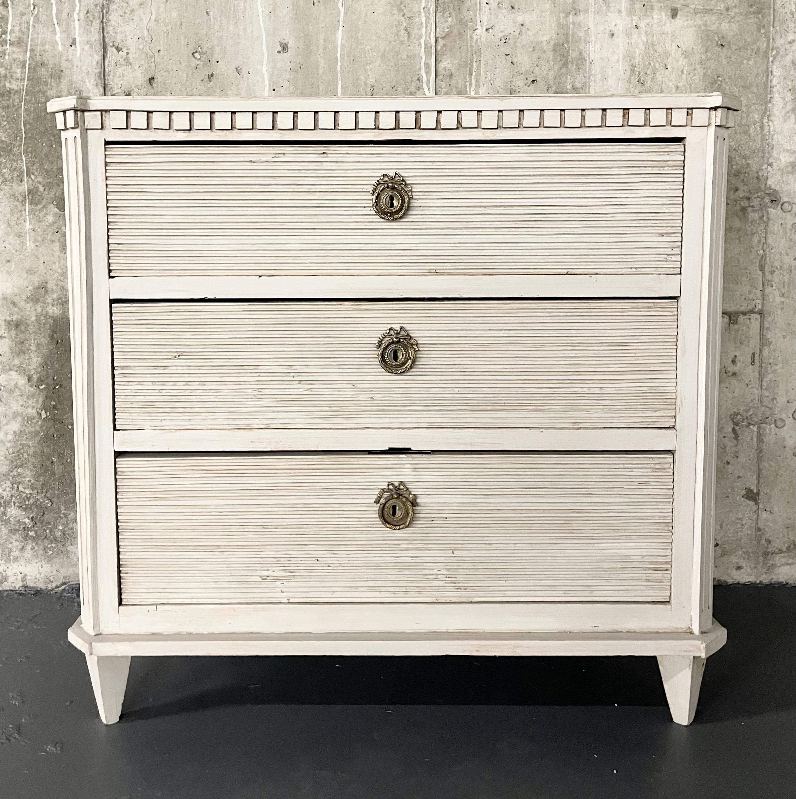 Swedish Paint Decorated Chest / Commode, Gustavian, 19th Century, Brass Accent In Good Condition In Manhasset, NY