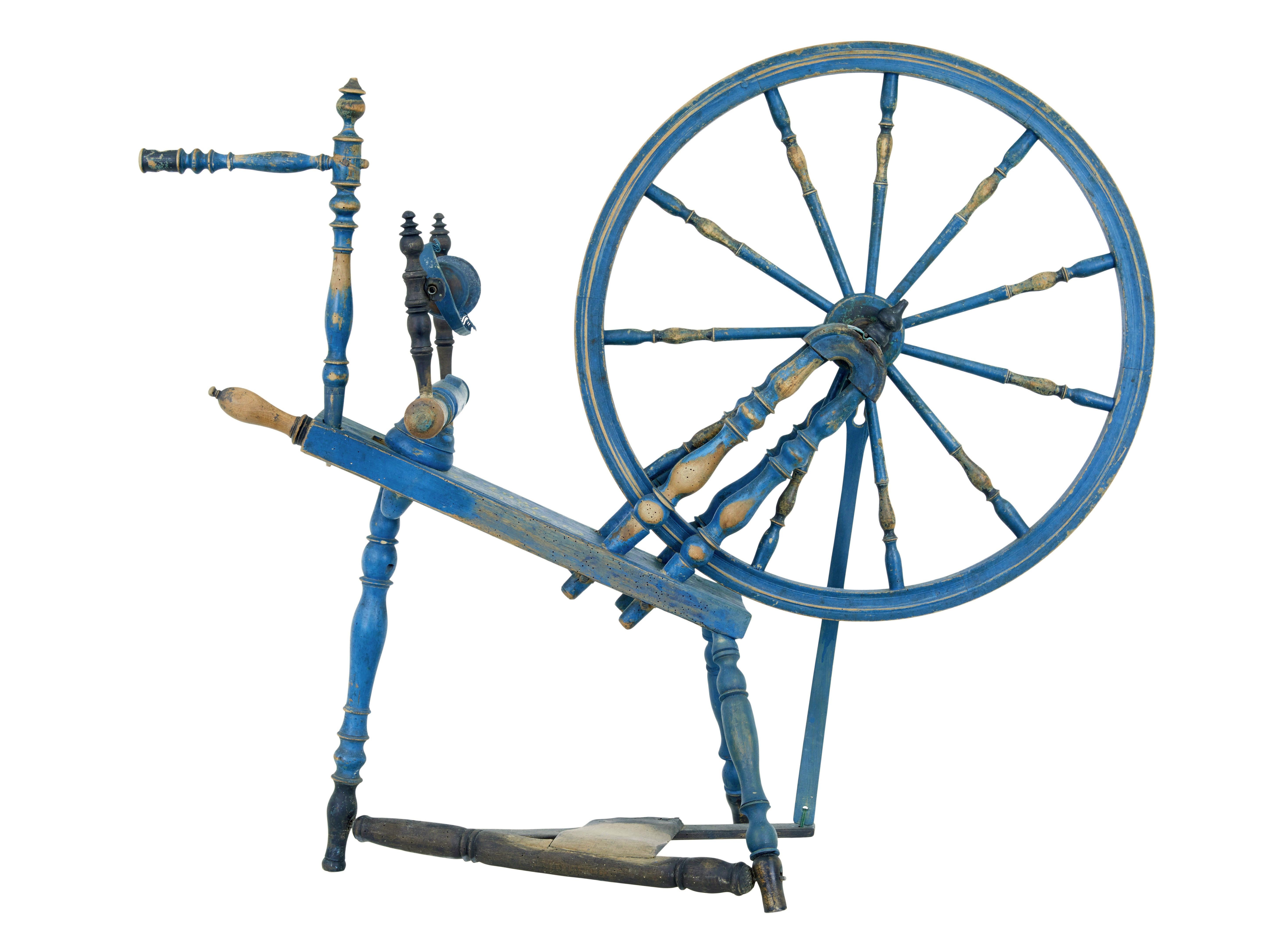 Rueca sueca pintada del siglo XIX, hacia 1864.

Hermosa pieza de la historia tradicional sueca.  Al ser un modelo pequeño con pedal, es probable que esta máquina se utilizara para hilar lino y fabricar lino.

Pintado a mano en color azul, iniciales